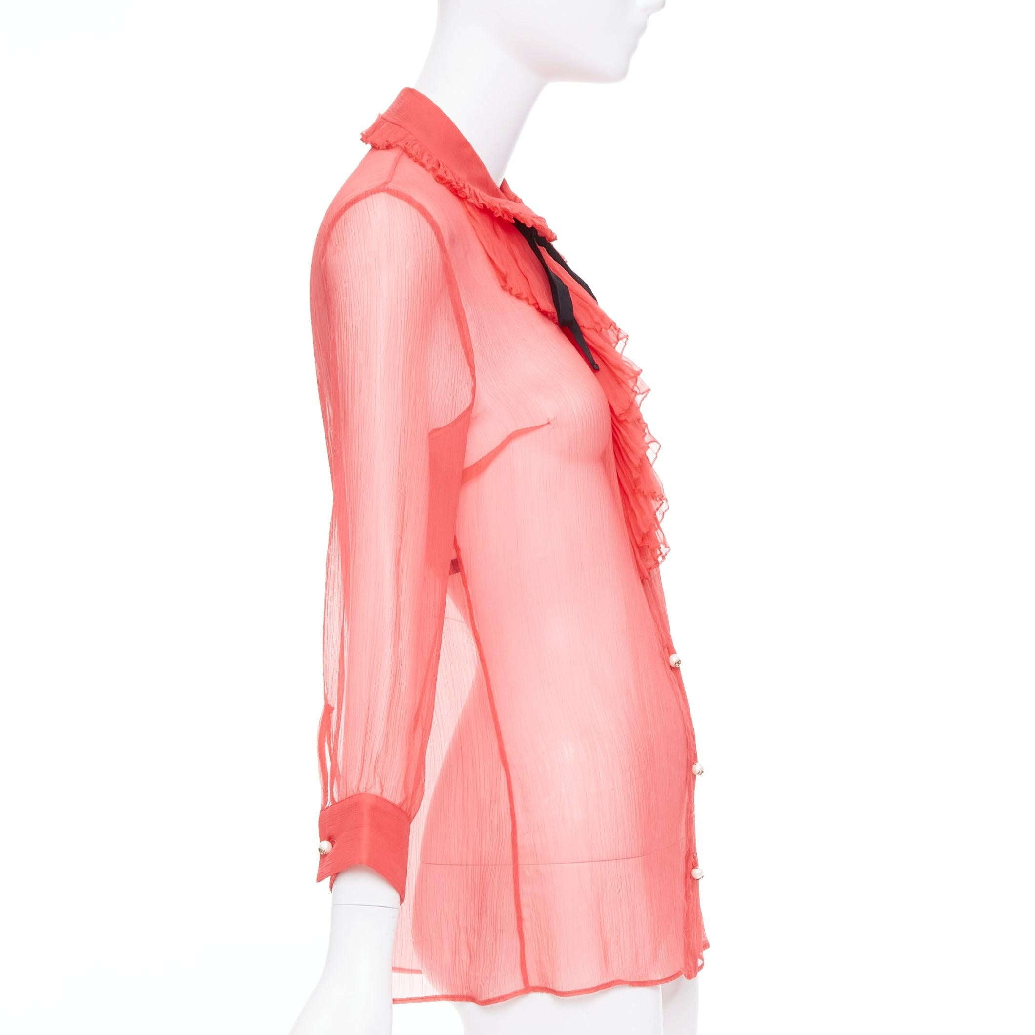 Gucci, camicetta in chiffon trasparente rosso corallo GG con perle nere e volant, IT42 M. In condizioni ottime in vendita a Hong Kong, NT