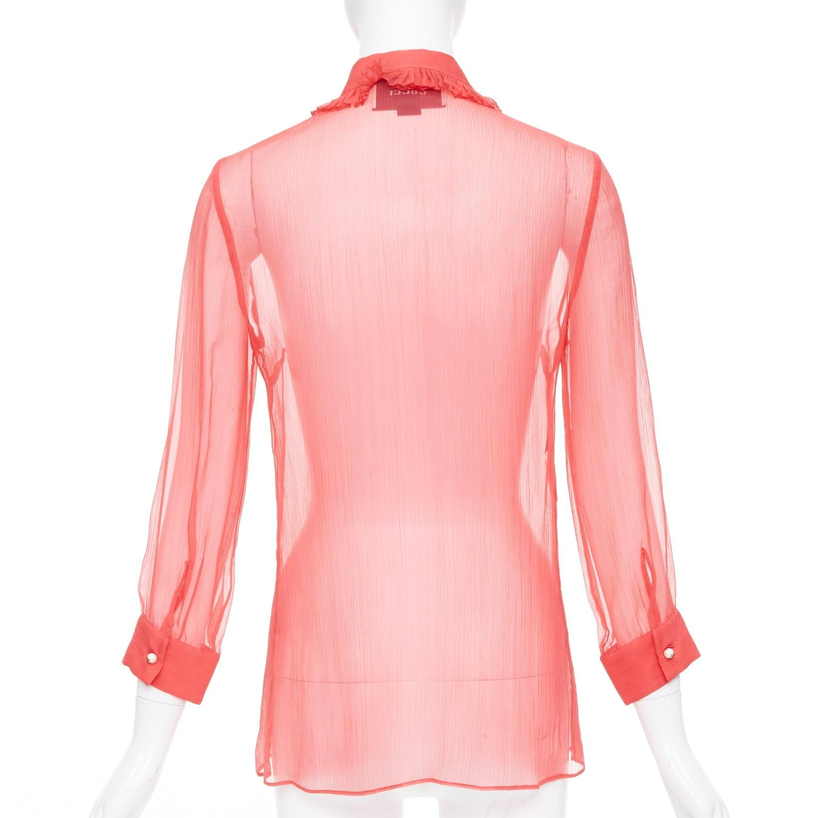 Donna Gucci, camicetta in chiffon trasparente rosso corallo GG con perle nere e volant, IT42 M. in vendita
