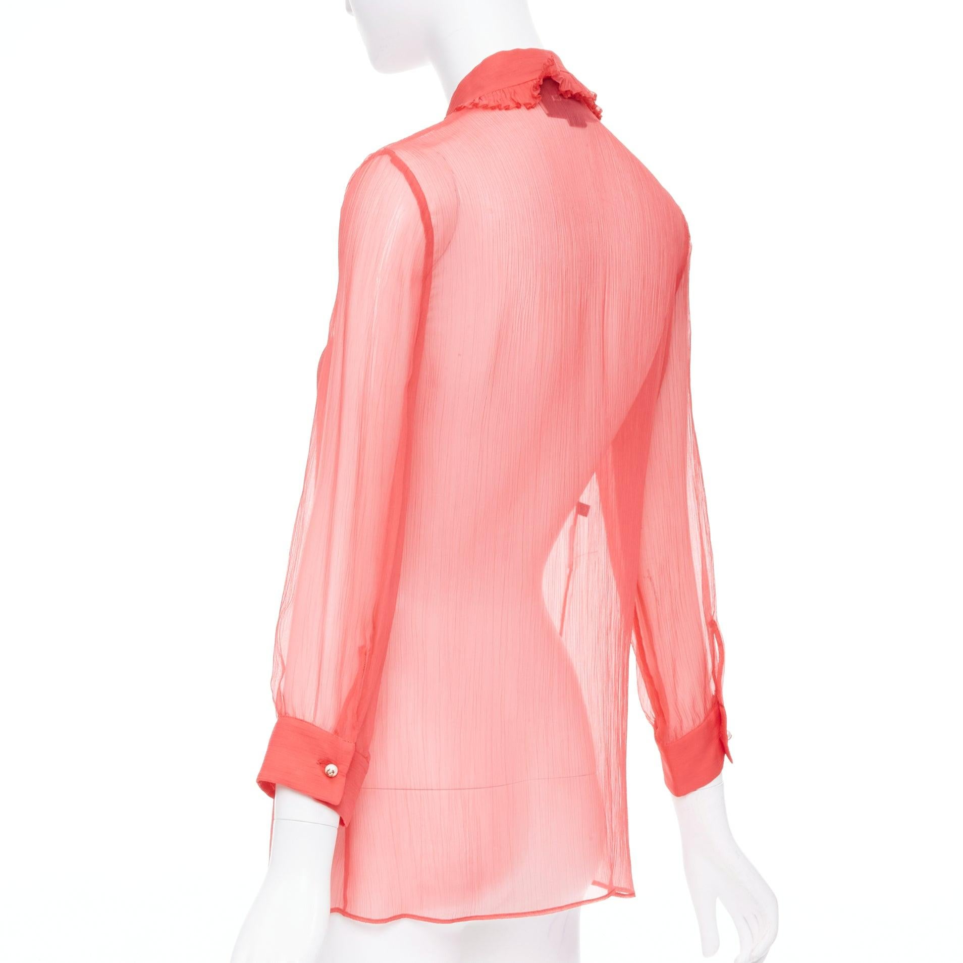 Gucci, camicetta in chiffon trasparente rosso corallo GG con perle nere e volant, IT42 M. in vendita 1
