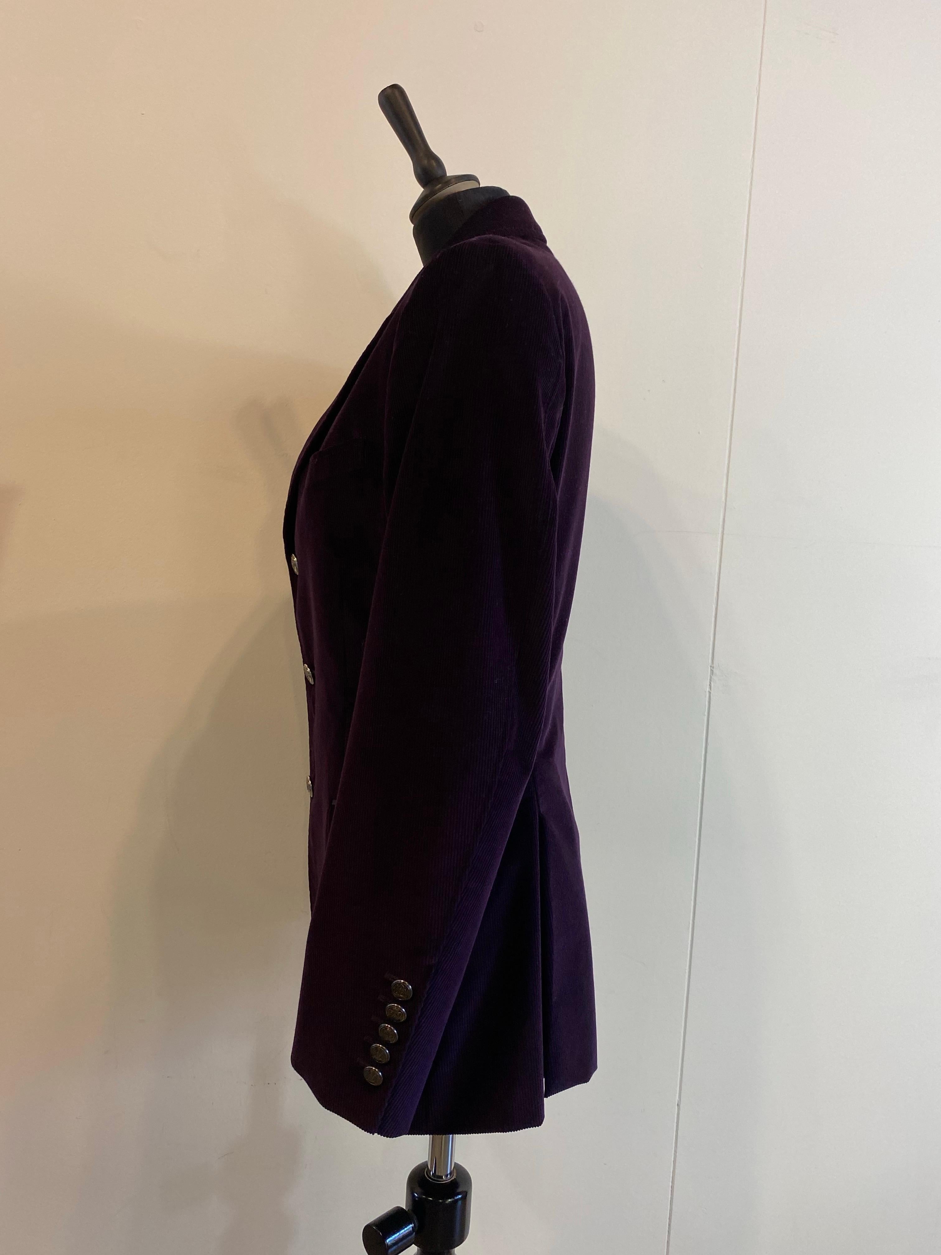 Gucci jacket for men but also perfect for women.
Purple corduroy with beautiful matte silver buttons.
Closure with 3 buttons and two side pockets.
100% cotton size 46 F.
Shoulders 44 cm lightly padded
Sleeve 60 cm
Chest 44 cm
Waist 42 cm
72 cm