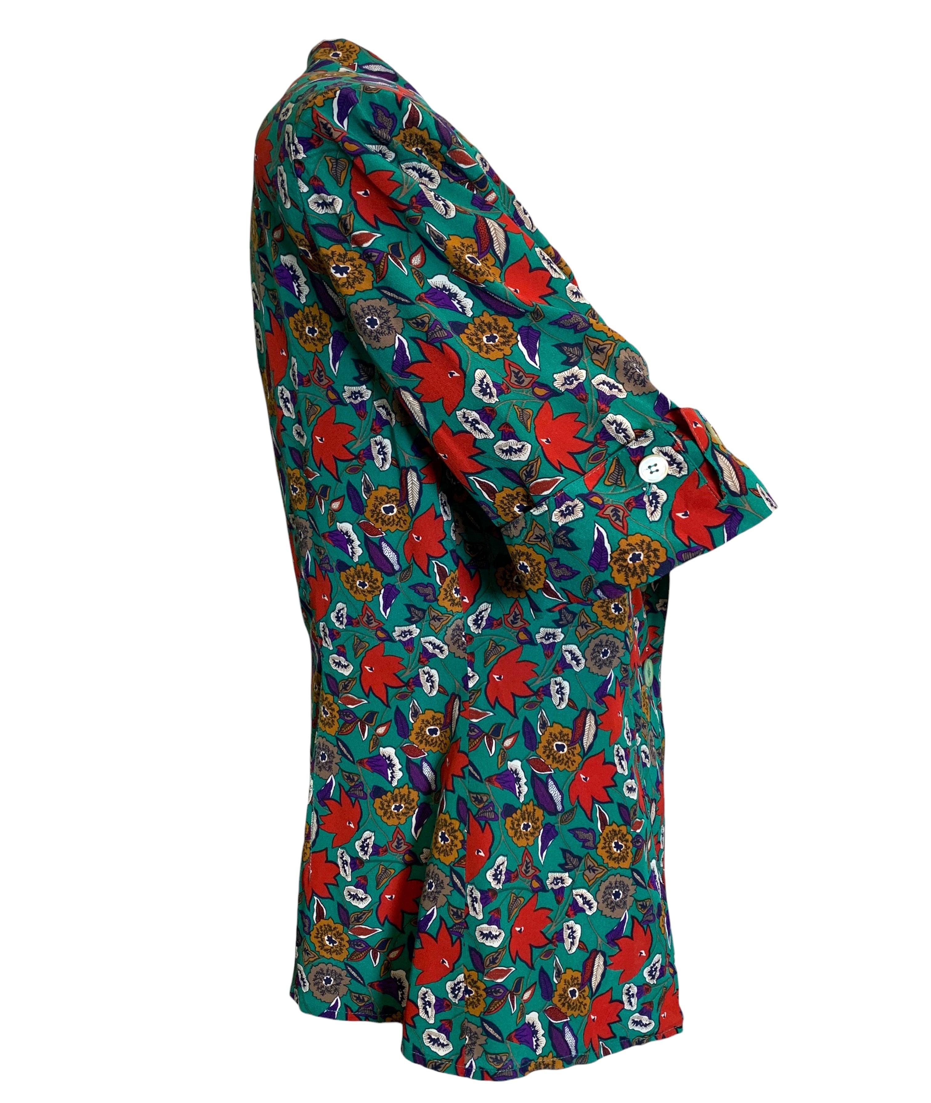 Diese ikonische Gucci 80s Corporate Core Bluse aus grüner Seide mit Blumenmuster  aus alten Zeiten bietet eine perfekte Kombination aus Stil und Leistung.  Die Logotasten sind auch cool. Der tief ausgeschnittene Schalkragen und die gepolsterten