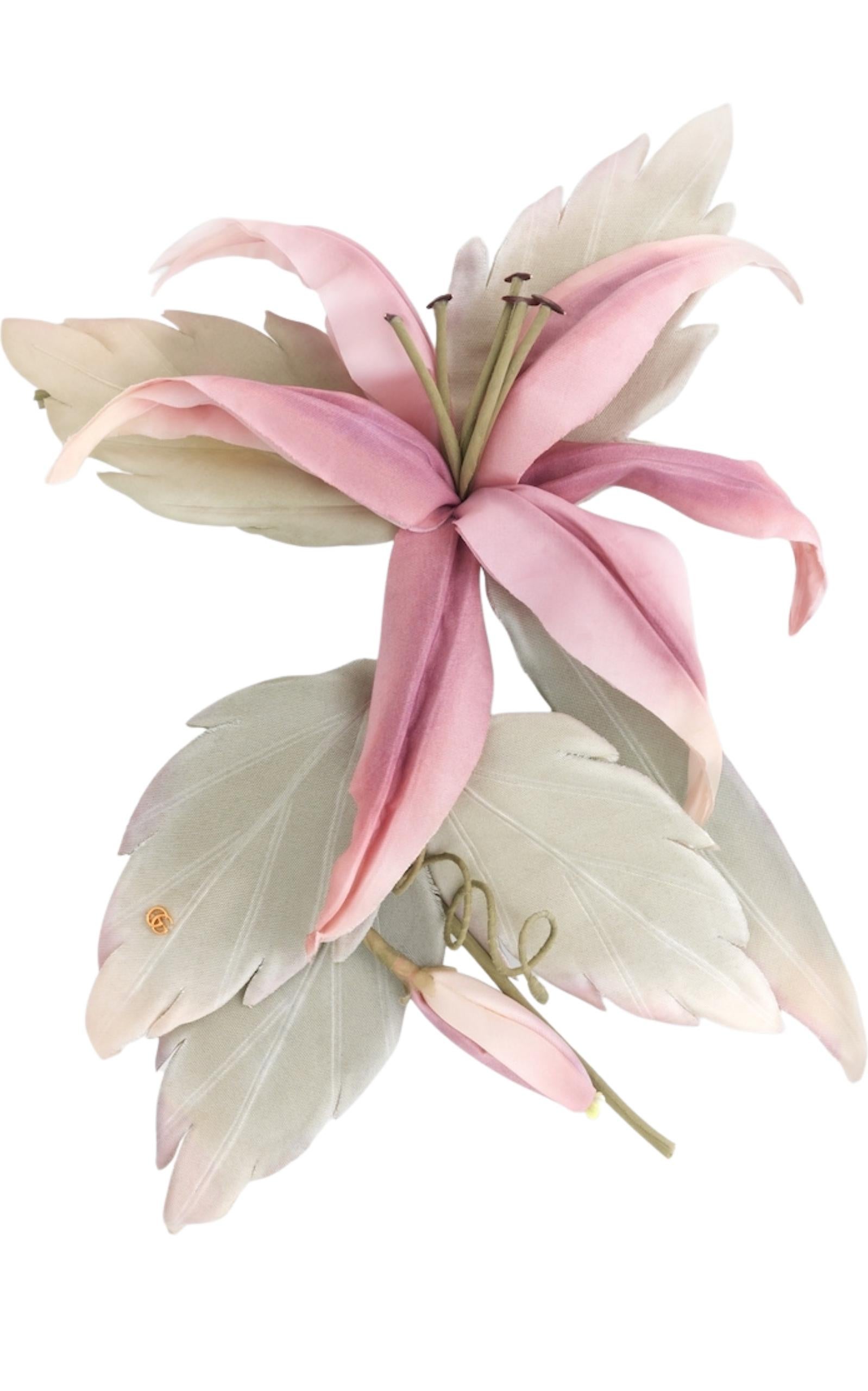Blooming pink and white flower, crafted from cotton and silk.
Metal with gold-toned finish.
Double G.
Pin closure. 13.8