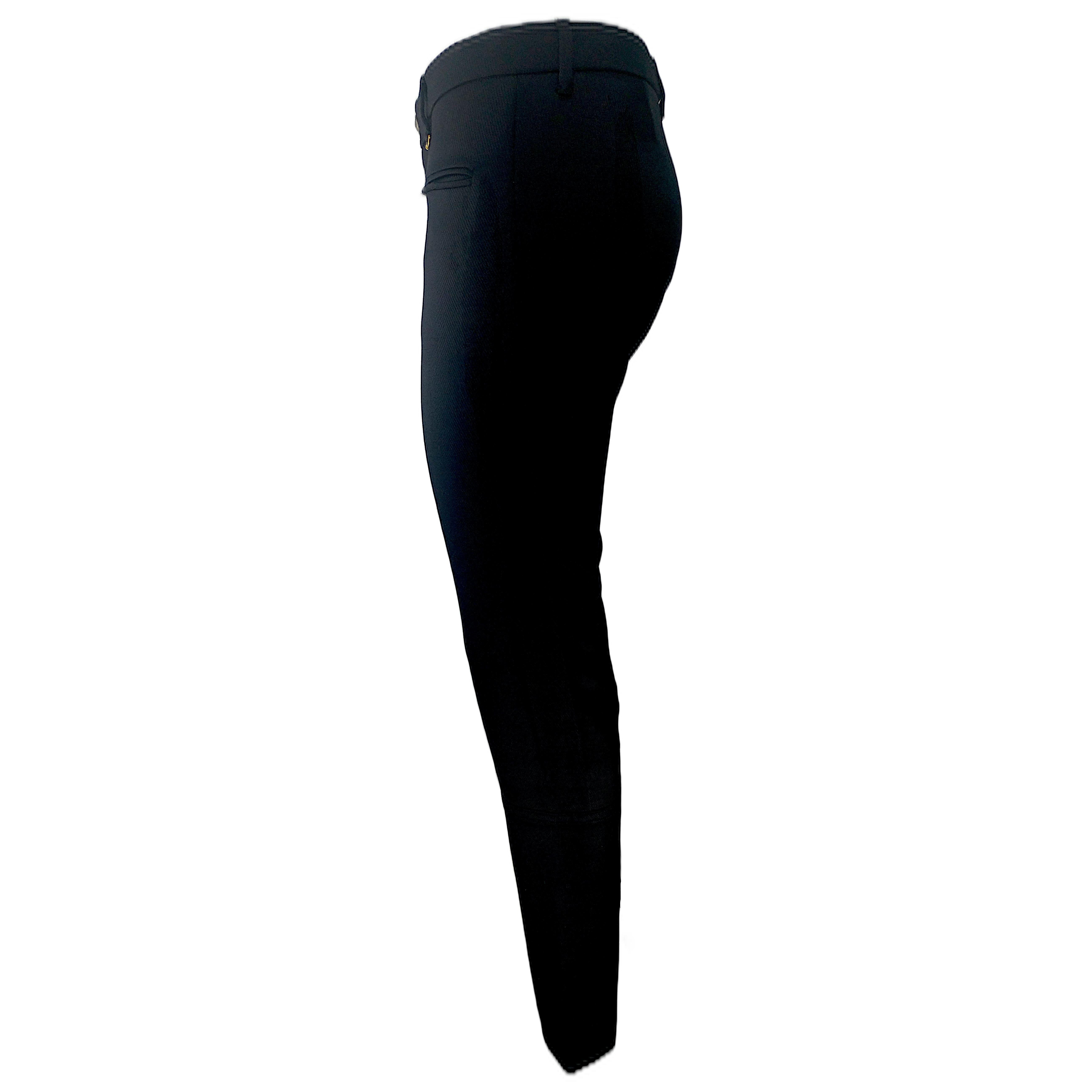 These black pants in equestrian style feature one pocket in the back and two on the front, side zip closures at the bottom hems and patches made of suede leather over the inseam at knee level. The closure has a zip, a button with the Gucci coat of