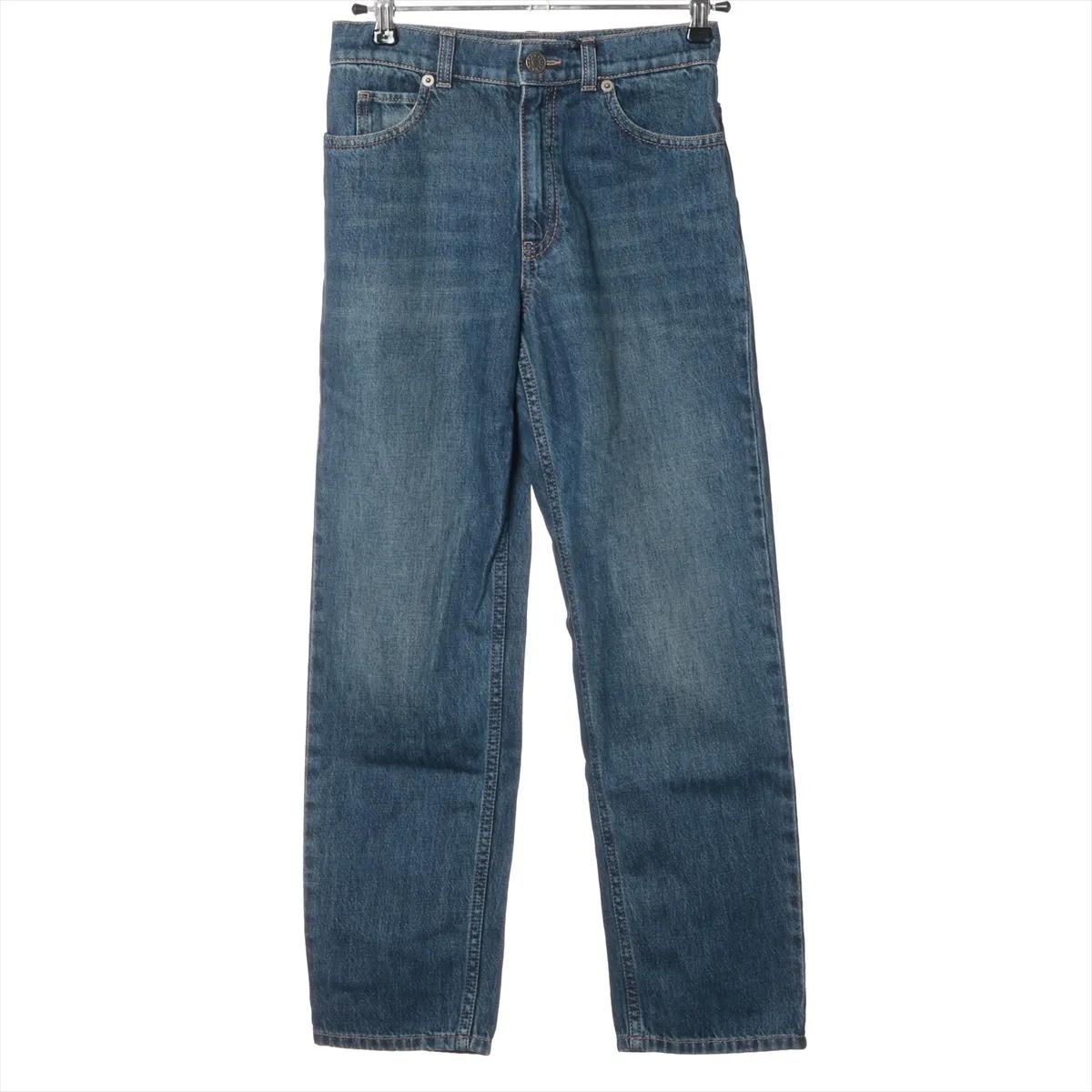 I pantaloni in denim di cotone Gucci sono un capo versatile che combina un design classico con la raffinatezza tipica del marchio. Realizzate in denim di cotone di alta qualità, presentano una Silhouette senza tempo che offre comfort e durata.