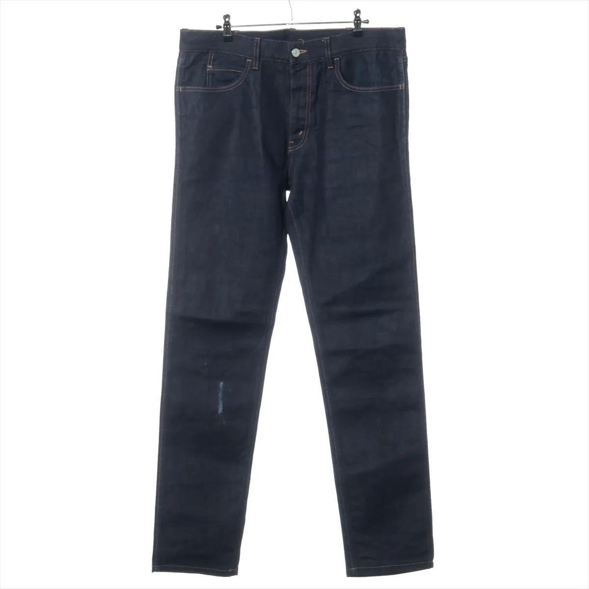 I pantaloni Gucci in denim di cotone blu navy sono un capo elegante e versatile che mostra l'approccio raffinato del marchio all'abbigliamento casual. Realizzati in denim di cotone pregiato, presentano una silhouette slim che offre una vestibilità