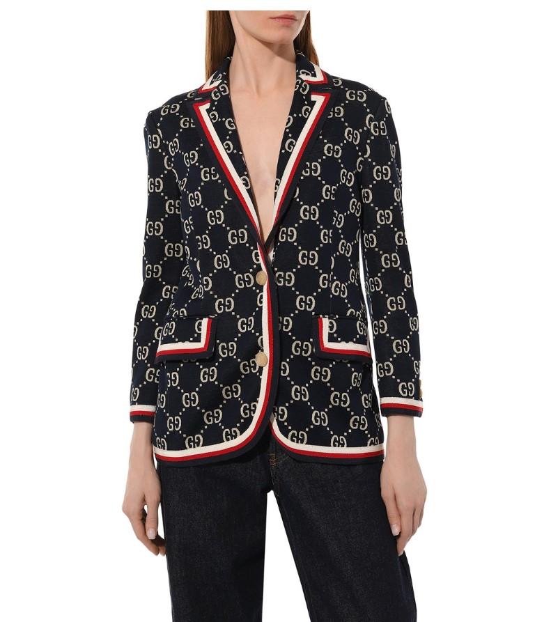 Una giacca classica di Gucci dell'era di Alessandro Michele, che è diventata la base. Si adatta molto bene! Il morbido jersey di cotone, che si allunga meglio del tessuto, conferisce alla giacca blu una somiglianza con un comodo cardigan. Il modello
