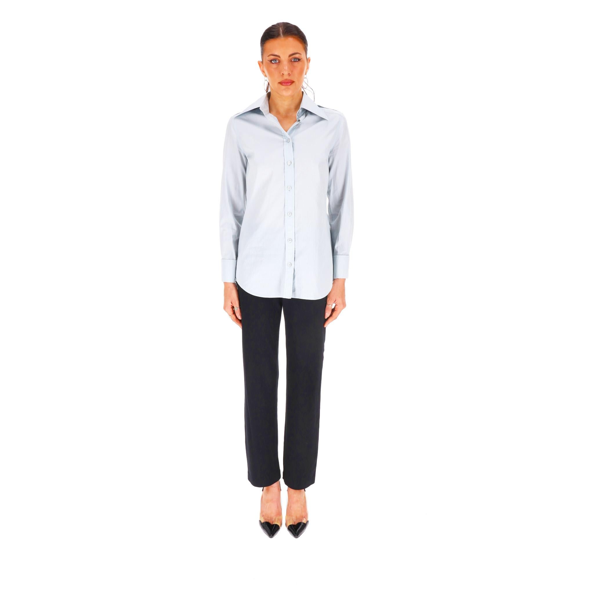 Gucci - Chemise en coton avec boutons en émail portant le logo 'GG

Chemise bleu clair entièrement réalisée en coton avec fermeture à bouton central et boutons de manchette en émail bleu avec logo GG doré.

Col pointu et épaulettes. 

Rrp Approx.