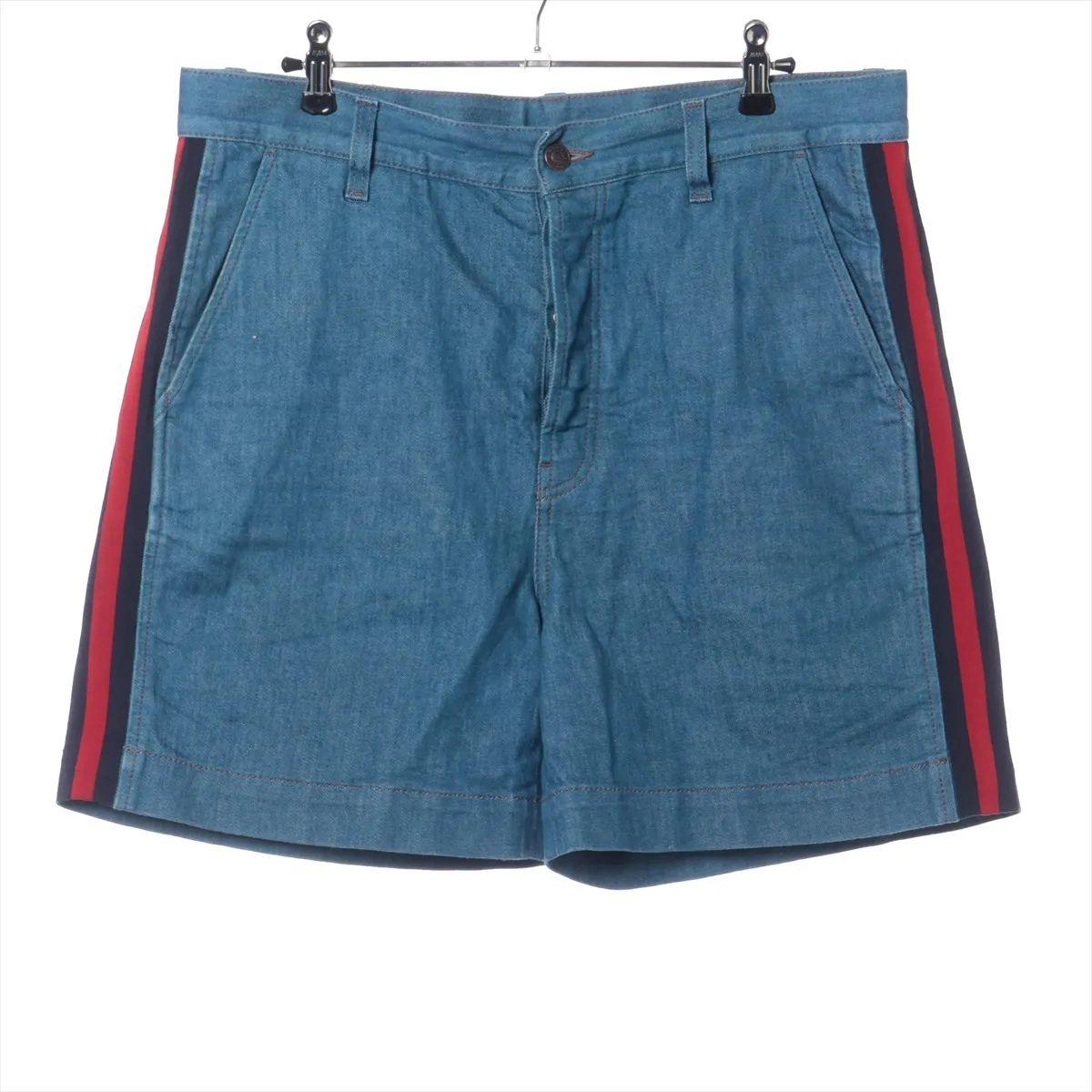 I pantaloni corti in cotone Gucci in blu denim combinano il comfort casual con i dettagli del marchio. Realizzati in morbido cotone di alta qualità con una finitura simile al denim, questi pantaloncini offrono una silhouette rilassata ma raffinata,