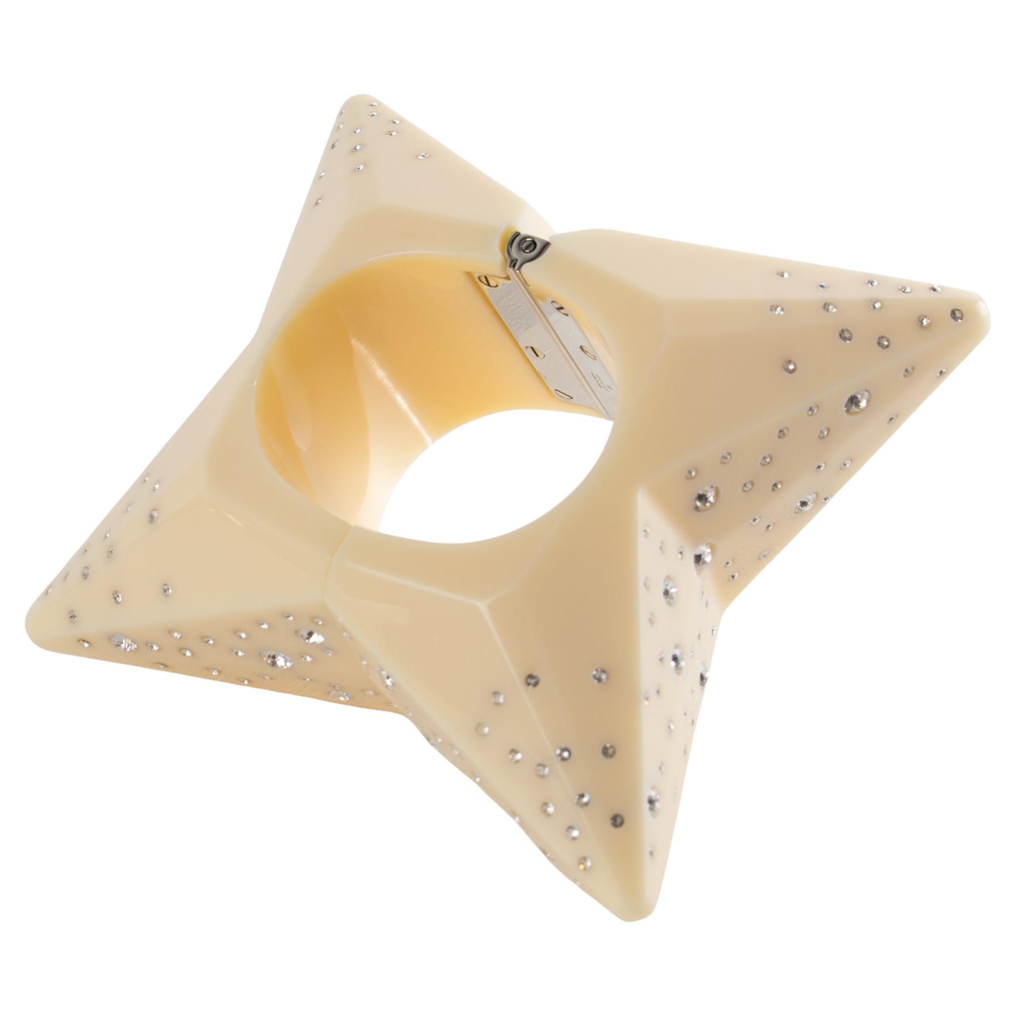 Gucci Creme Acryl Jeweled Star Armreif Armband Runway 2020 Collection im Angebot