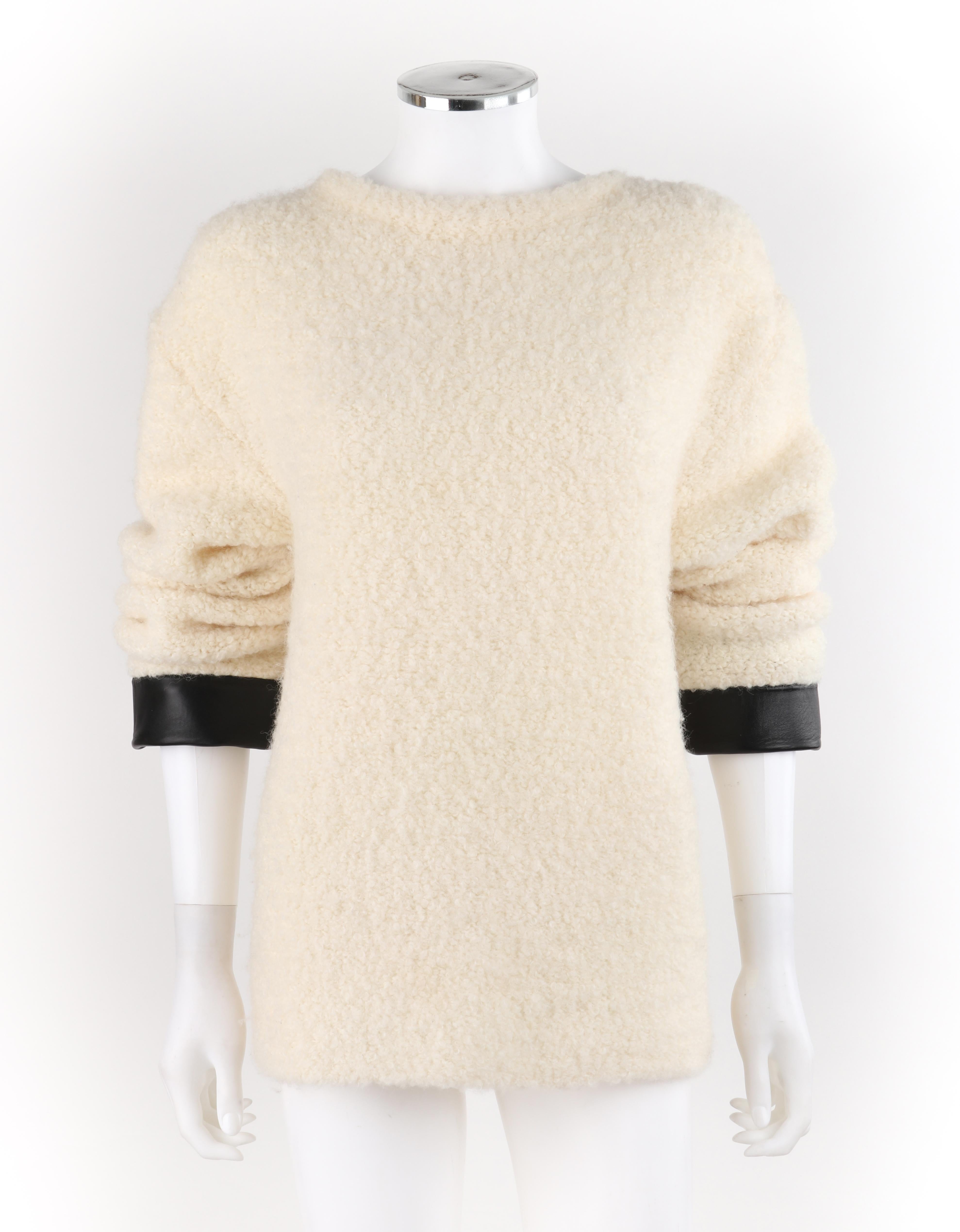 GUCCI Cream Boucle Alpaca Wool Knit Leather Cuffs Oversize Pullover Sweater In Good Condition In Thiensville, WI