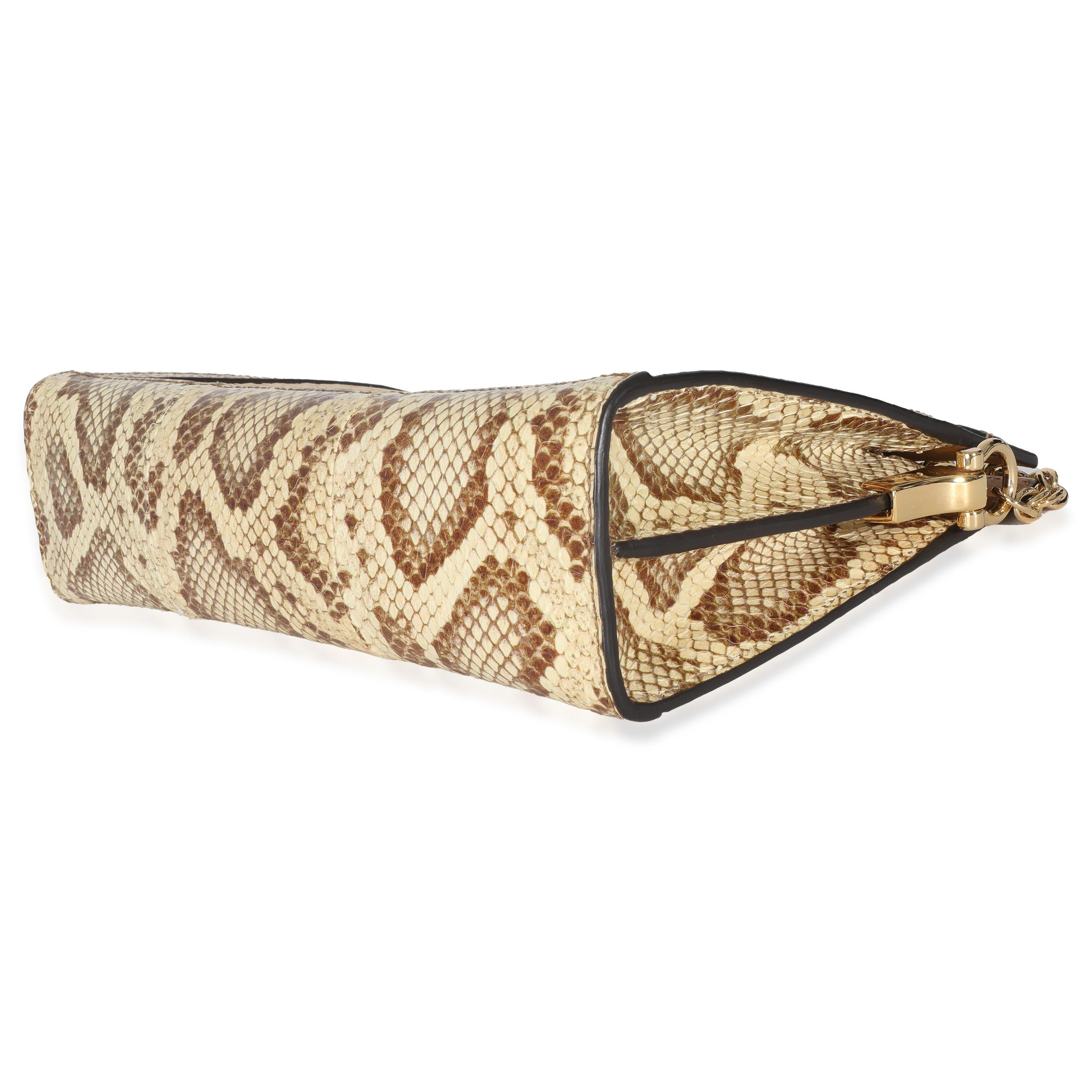 Donna Gucci Borsa a tracolla con catena in rafia marrone crema Elaphe GG Small Ophidia in vendita