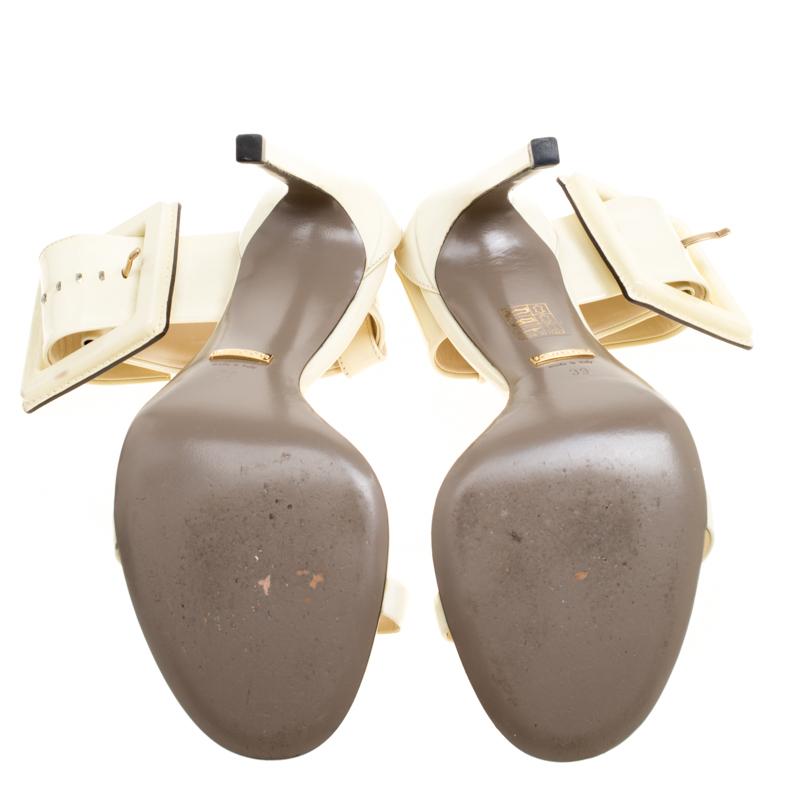 Gucci Cream Buckled Patent Leather Sandals Size 39 In Good Condition In Dubai, Al Qouz 2
