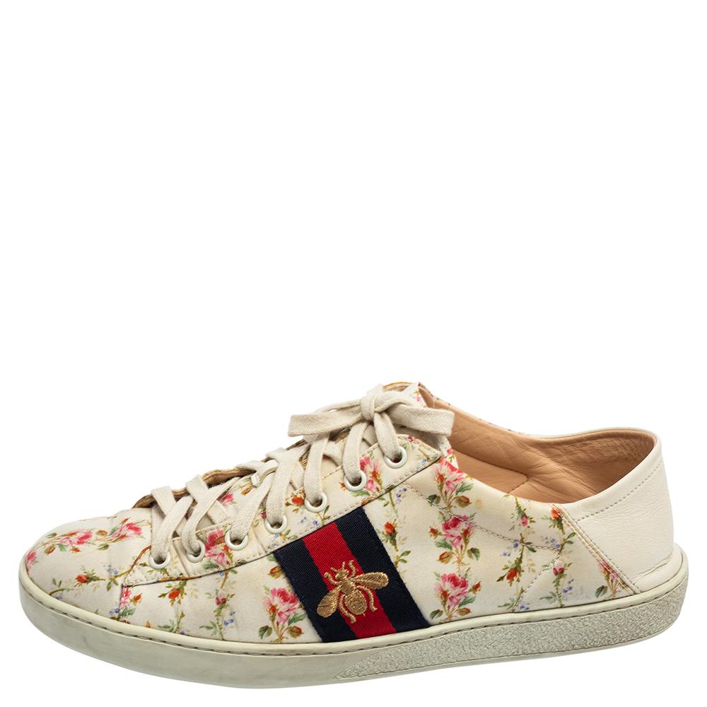 This Gucci pair is rendered in floral-printed canvas and is designed in a low-cut style with lace-up vamps. They have been fashioned with the iconic Web stripe and bee motifs. Complete with leather counters, these shoes can be easily coordinated