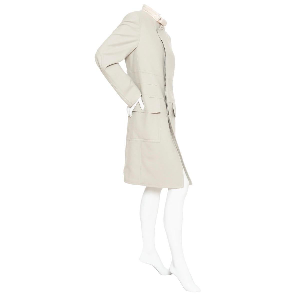 Gucci Cream Cashmere-Blend Leather Collar Coat

Natural/Cream/Light Gray
High neck with leather collar and gold-tone buckle
Hidden button front
Front flap pockets
Banded waist detailing
Back vent
Interior pocket with button closure
Made in Italy
97%
