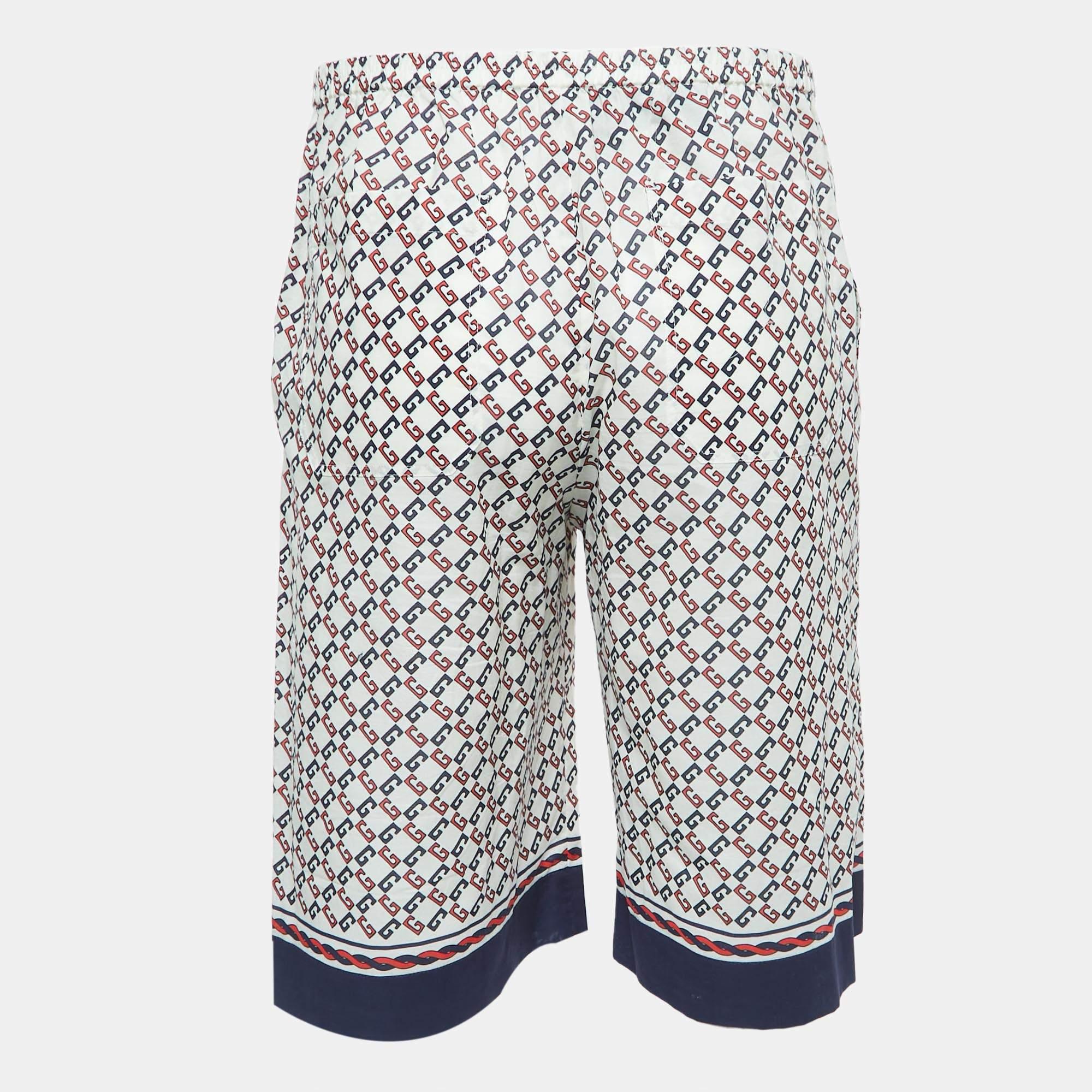 Strandurlaube verlangen nach einem stilvollen Paar Shorts wie diesem. Die aus hochwertigem Stoff genähten Shorts sind mit klassischen Details versehen und haben eine hervorragende Länge. Tragen Sie es zu T-Shirts.

