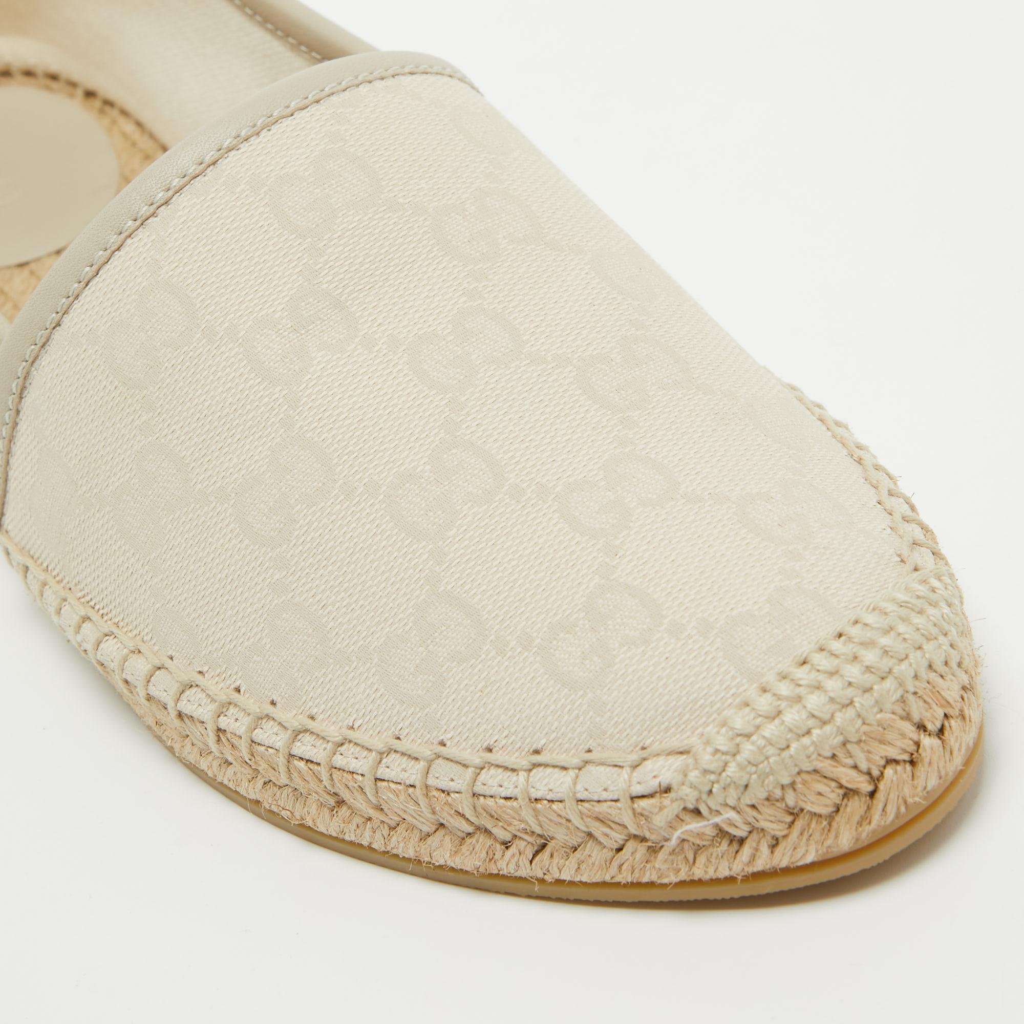 These well-crafted Gucci espadrille flats have got you covered for all-day plans. They come in a versatile design, and they look great on the feet.

Includes: Original Dustbag, Original Box