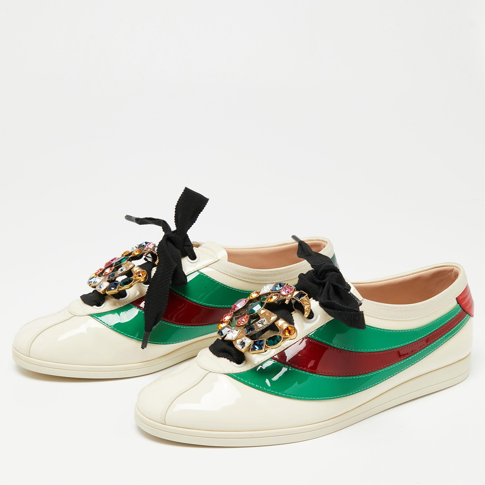 These Gucci sneakers combine the heritage of the brand with an elegant appeal. Constructed from the patent leather, the upper is decorated with the classic Web stripe and it displays a 'GG' crystal embellishment on the lace-up vamps. While the bee