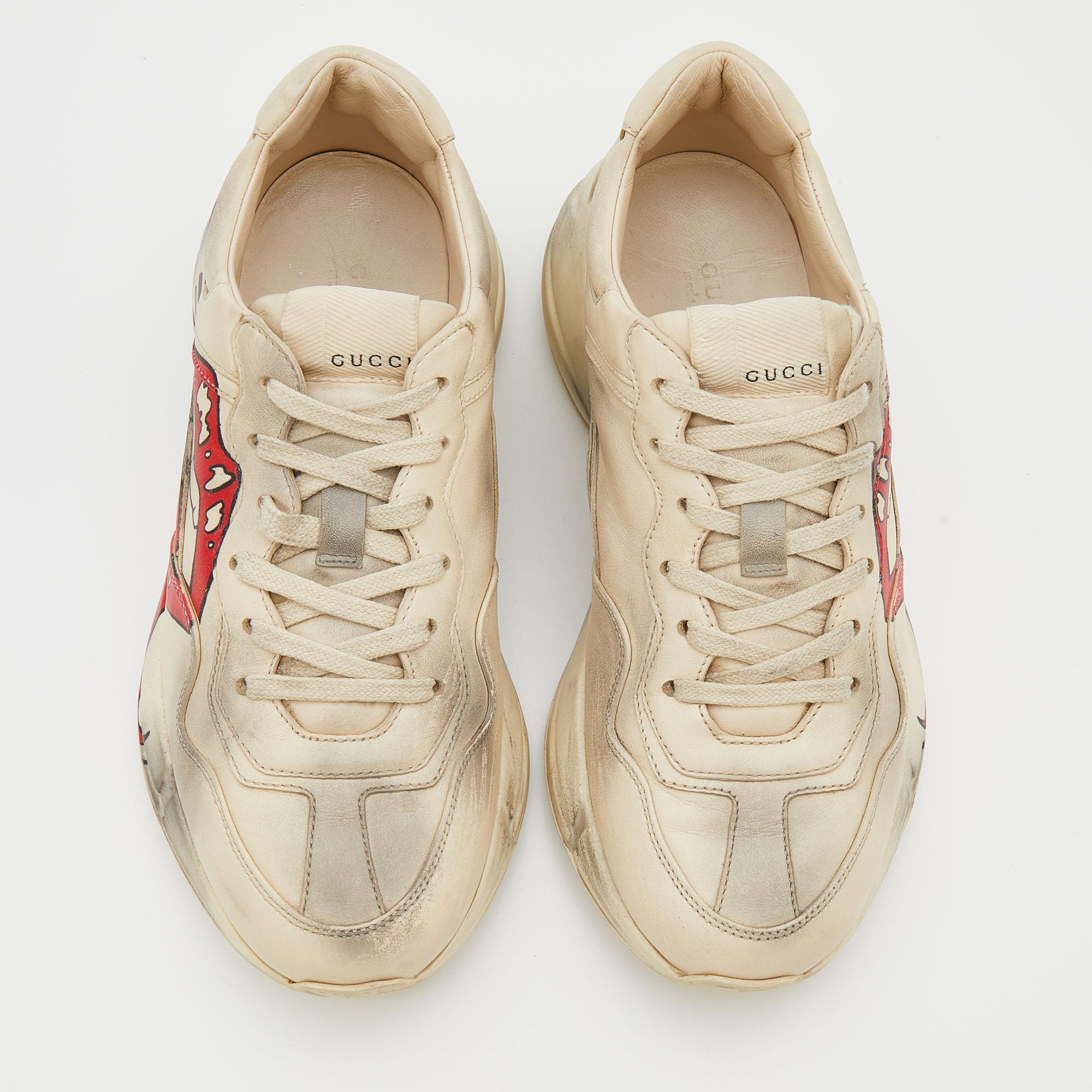 The time to feel trendy is now as Gucci brings you these superhit Rhyton sneakers in cream and grey. They are crafted from leather, detailed with lace-ups, signature elements, and are set on highly comfortable soles.

