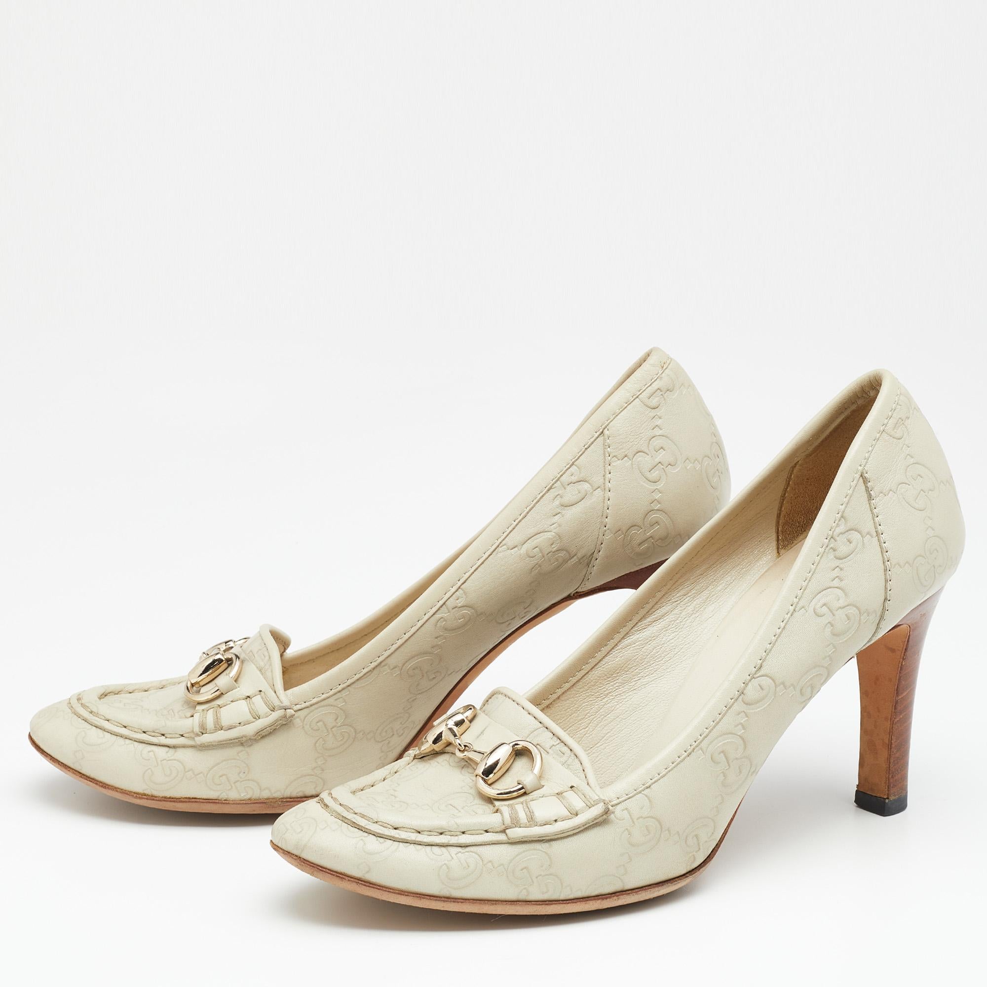 The fusion of two different styles lends this pair of Gucci pumps an elevated appeal. Constructed from Guccisima leather, the Horsebit motif on the front marks the tradition of the brand, and its wooden-like heels serve as a striking