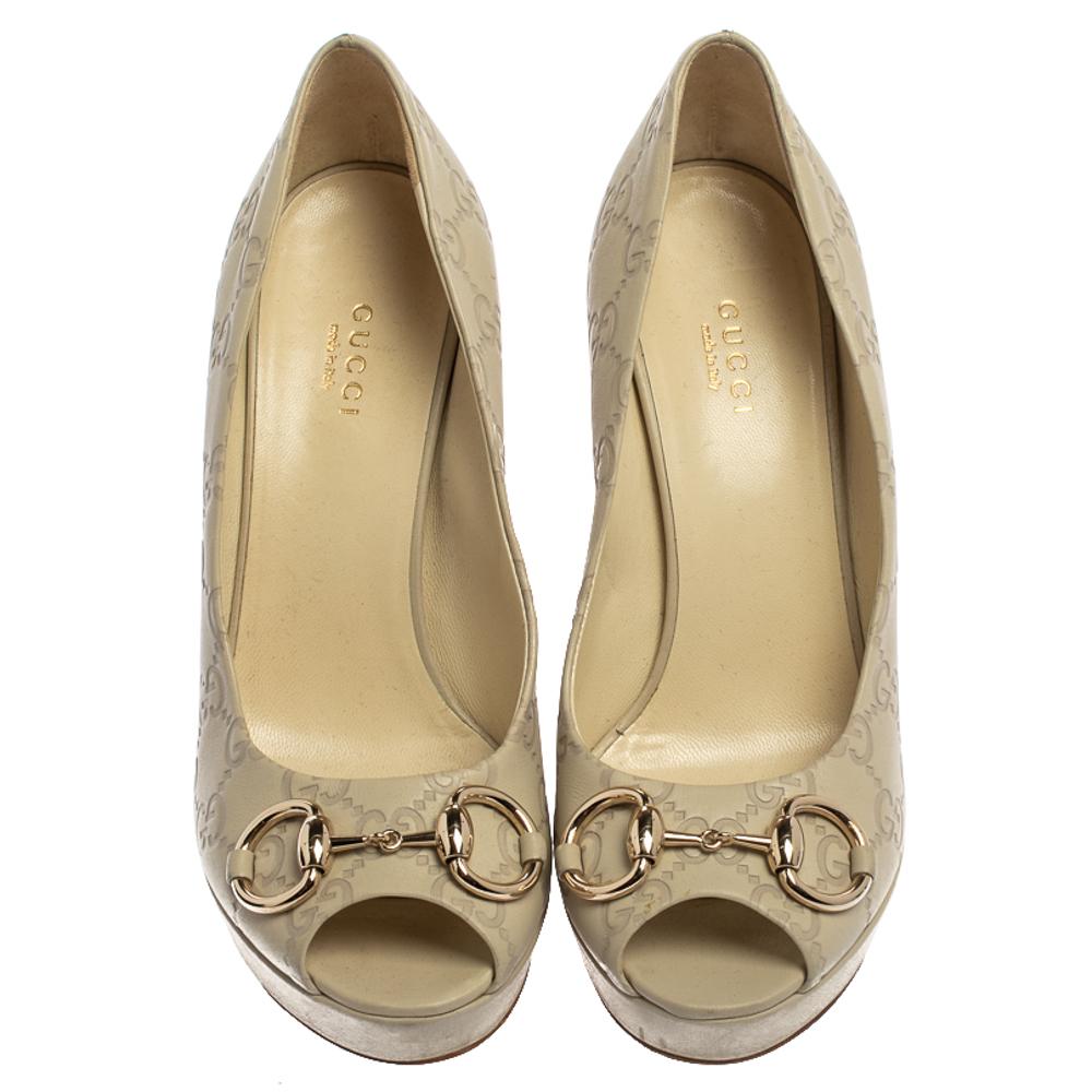 Featuring a chic, minimalist design, these pumps from Gucci are easy to style. The Guccissima leather uppers showcase the signature Gucci Horsebit in gold-tone. 12 cm high heels and peep toes form a distinctive outline. Their simple design pairs