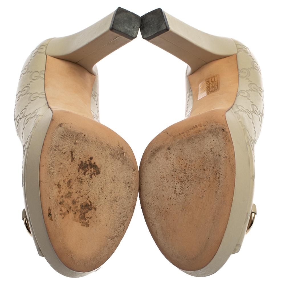 Gucci Cream Guccissima Leather Horsebit Peep Toe Platform Pumps Size 38 In Good Condition In Dubai, Al Qouz 2