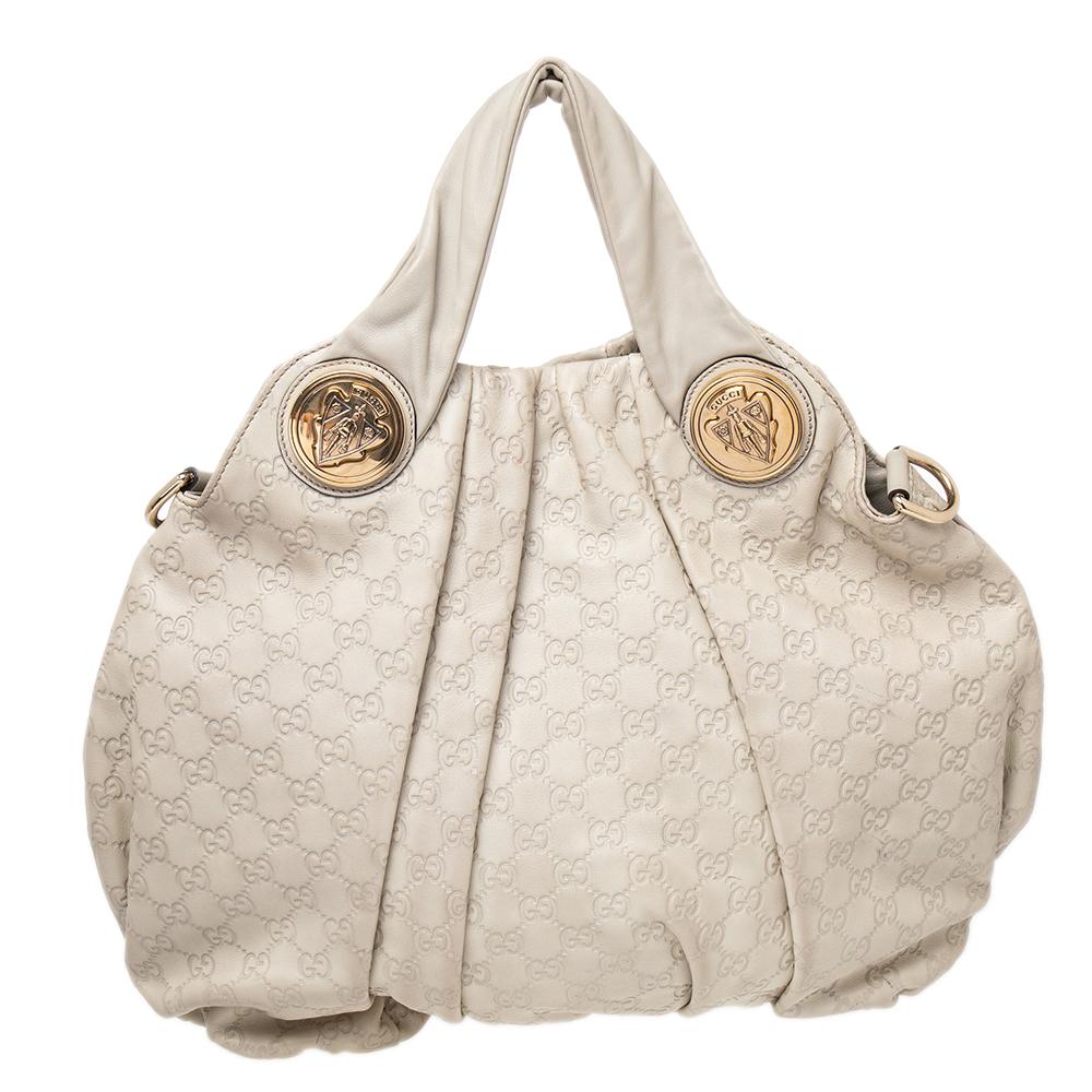 This Gucci hobo is built for everyday use. Crafted from Guccissima leather, it has a cream exterior and two handles and a detachable shoulder strap for you to easily parade it. The insides are sized well and the hobo is complete with the signature