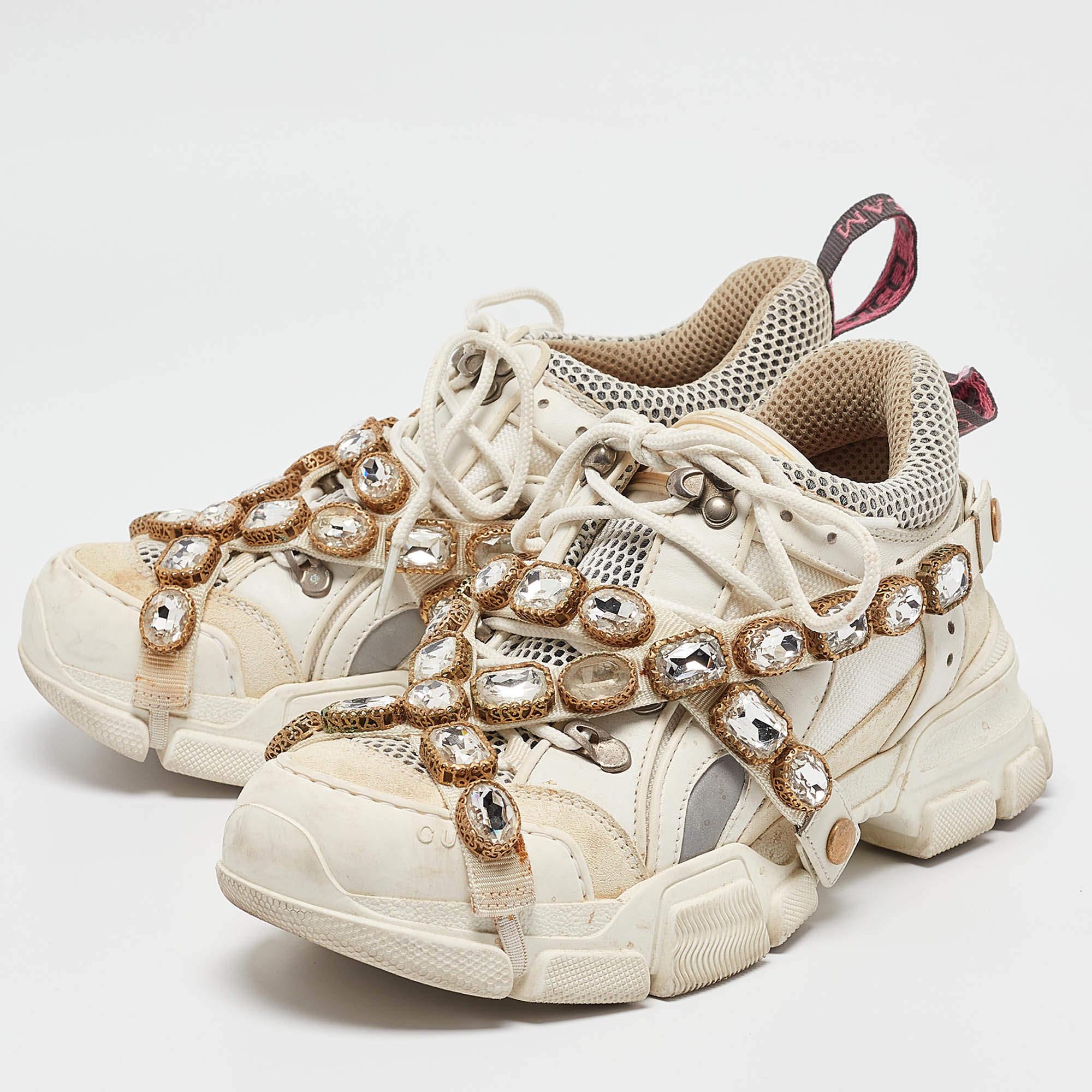 Élevez votre jeu de chaussures avec ces baskets Gucci Flashtrek. Alliant esthétique haut de gamme et confort inégalé, ces baskets sont un symbole de luxe moderne et de goût impeccable.