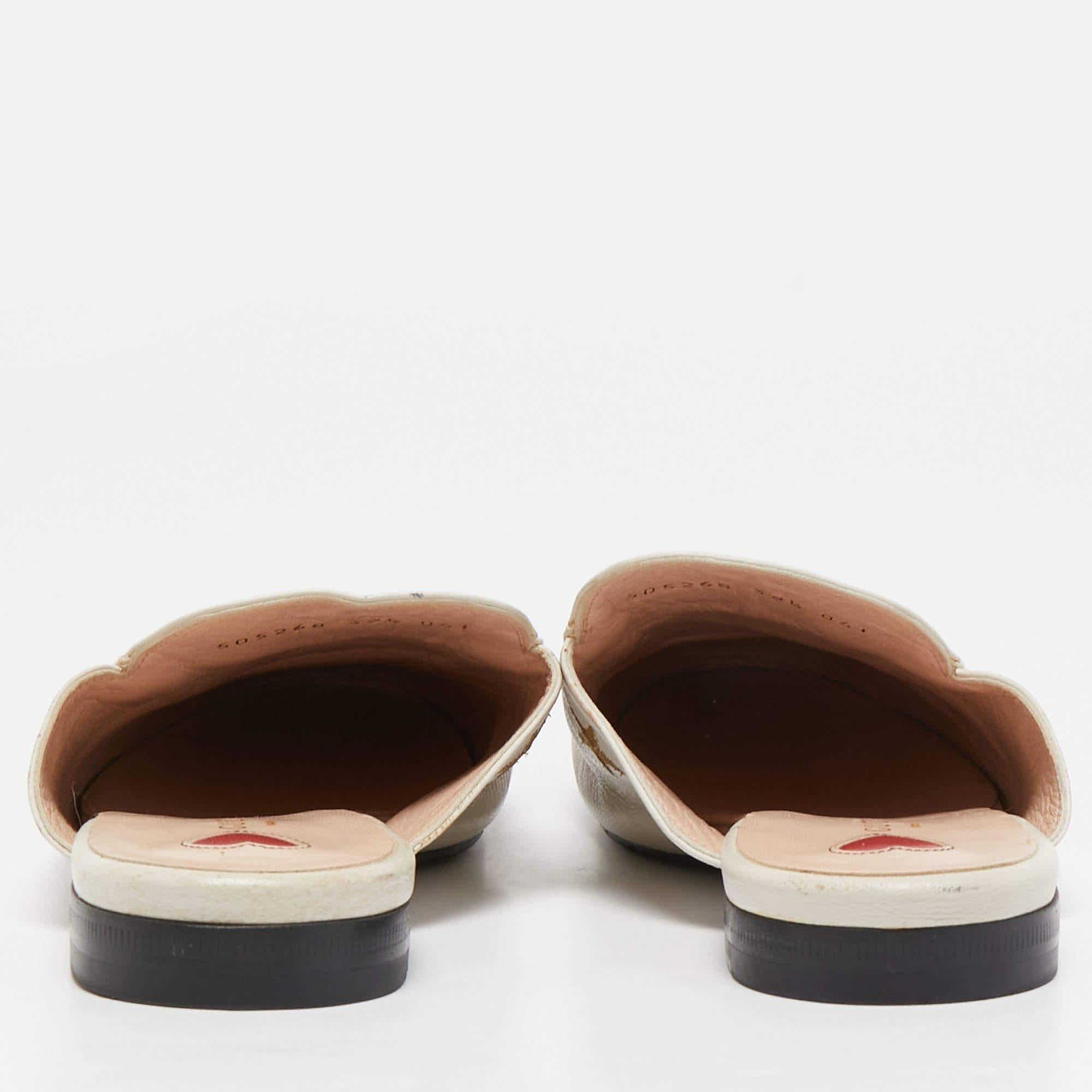 Ces mules Gucci Princetown sont synonymes de luxe et de praticité. La silhouette de ce modèle, favori des amateurs de style, est mise à jour de façon luxueuse avec le motif Horsebit sur l'empeigne, et son charme est rehaussé par des accents en métal