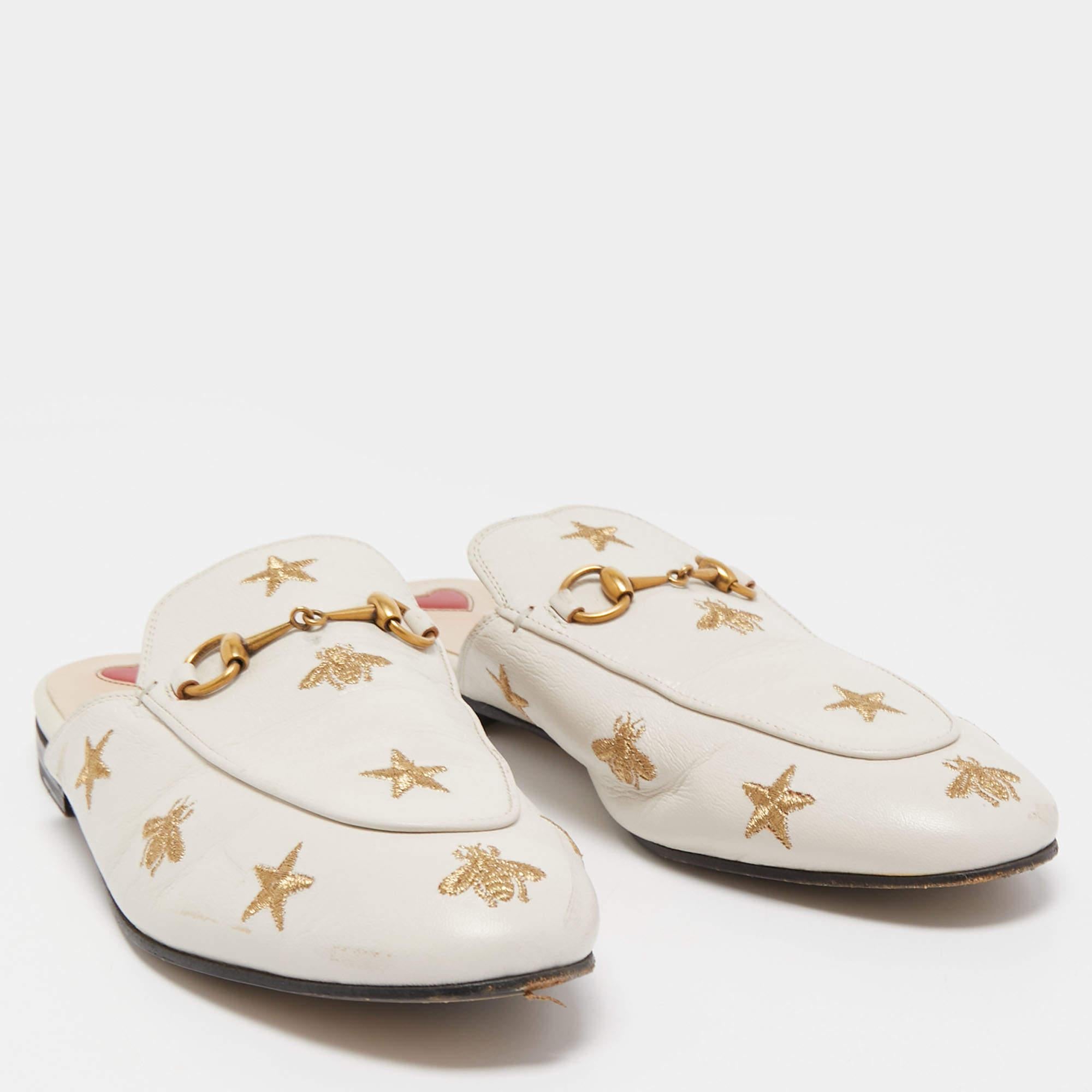 Gucci - Mules plates en cuir crème brodées d'abeilles et d'étoiles Princetown, taille 39,5 Bon état à Dubai, Al Qouz 2
