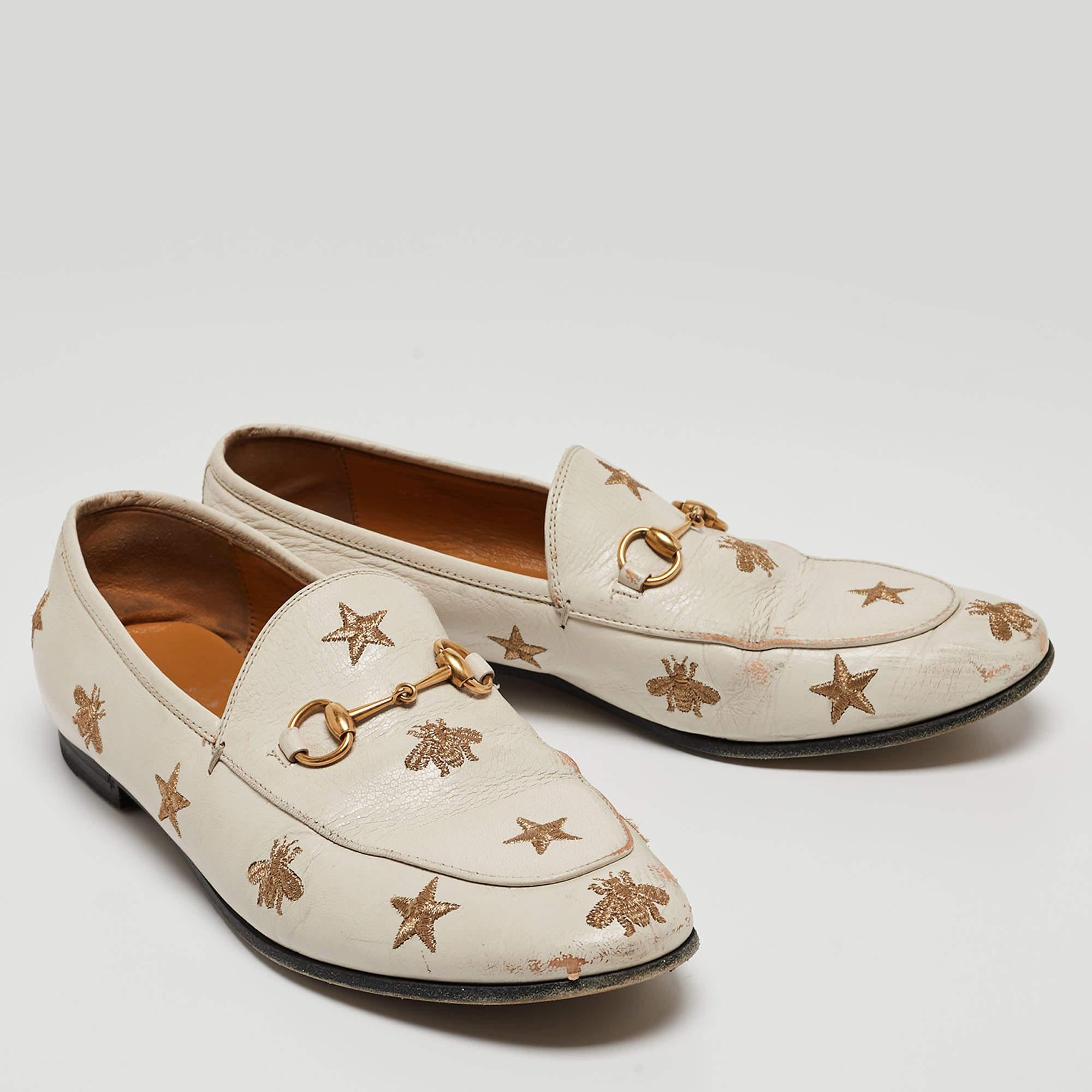 Gucci Cream Leather Bee & Star Embroidered Jordaan Loafers Size 40 In Good Condition In Dubai, Al Qouz 2