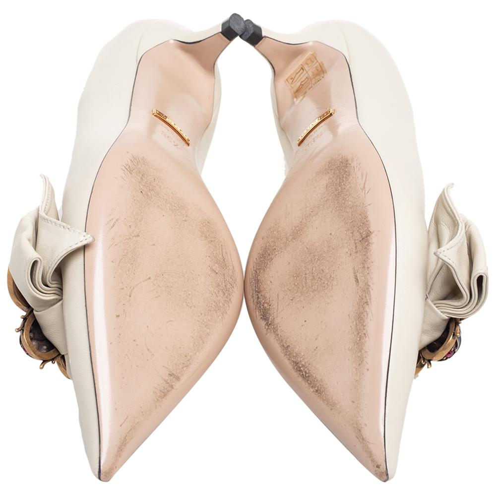 Gucci Cream Leather Embellished Bow Queen Margaret Pumps Size 36.5 In Good Condition In Dubai, Al Qouz 2