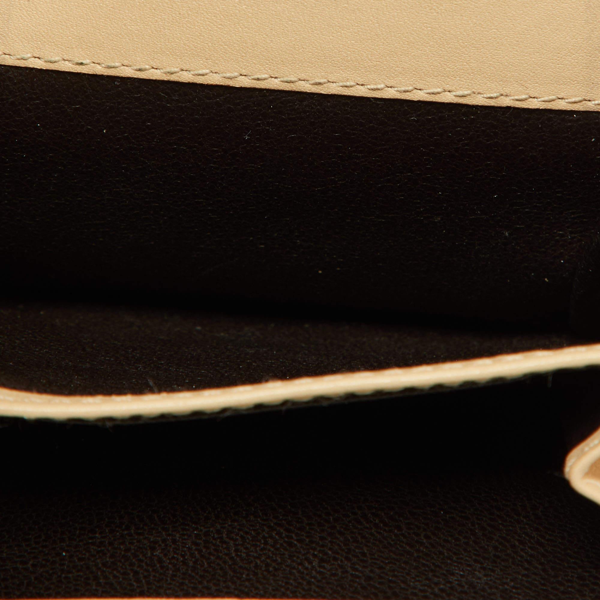 Gucci Cream Leather French Wallet In Fair Condition For Sale In Dubai, Al Qouz 2