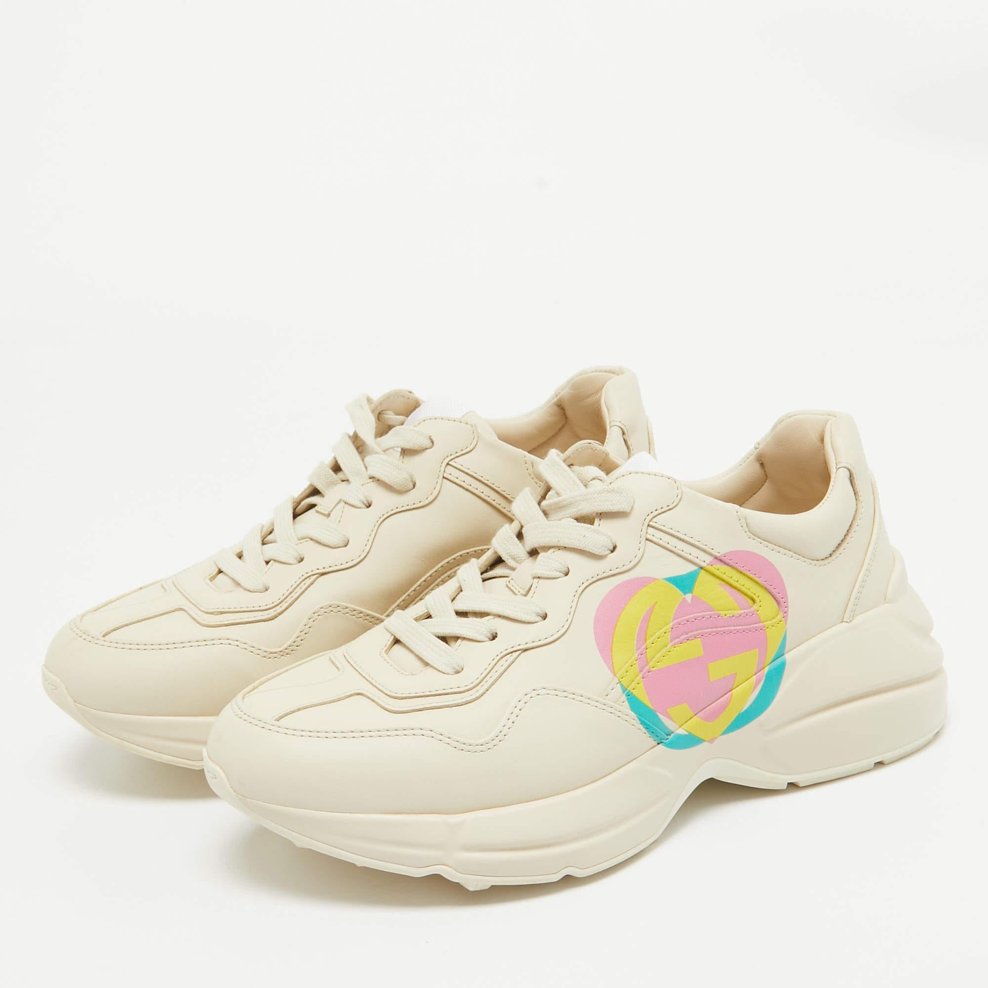 Unas zapatillas como éstas son la forma perfecta de experimentar el lujo y la comodidad. Fabricados con materiales de calidad, tienen una silueta clásica y son muy resistentes. Combínalos con tu ropa informal.
