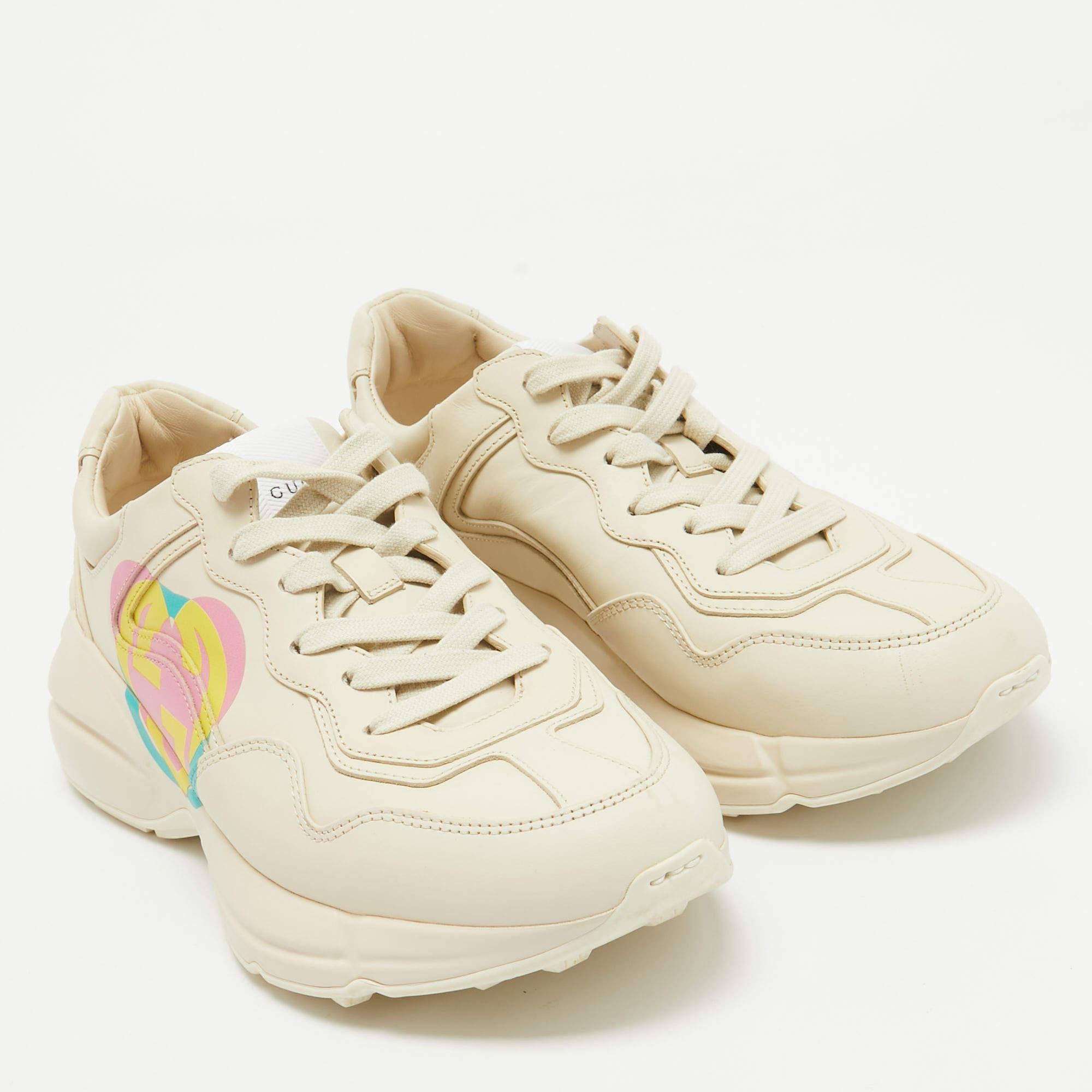 Zapatillas Gucci Crema Piel GG Corazón Rhyton Talla 38 en Bueno Estado en Dubai, Al Qouz 2