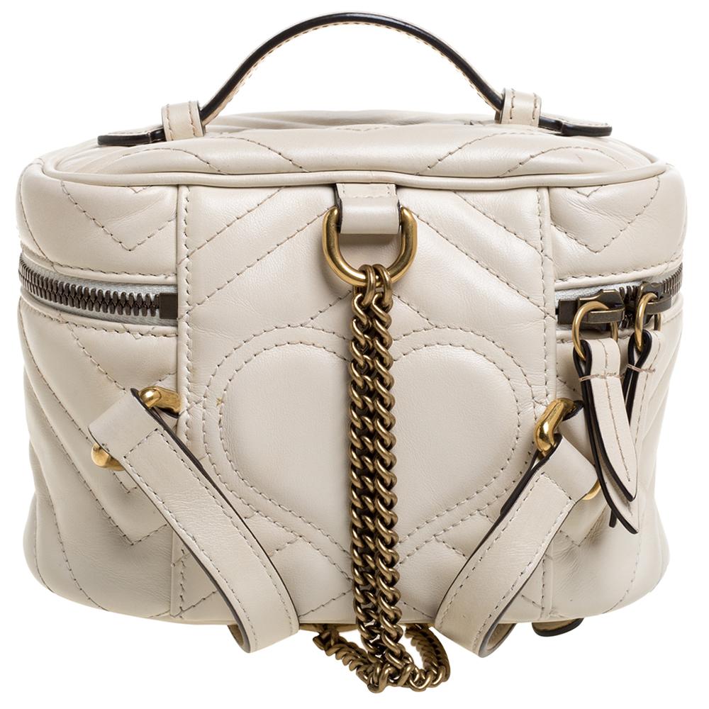 This vanity case backpack brings a contemporary tone to Gucci's signature details. Unique and stylish, it is made from leather and flaunts a chevron pattern all over. The creation features a curved top handle, the GG logo plaque on the front, and