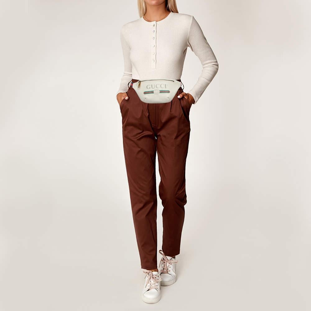 Gucci Creme Leder Logo Web Gürteltasche im Zustand „Gut“ im Angebot in Dubai, Al Qouz 2
