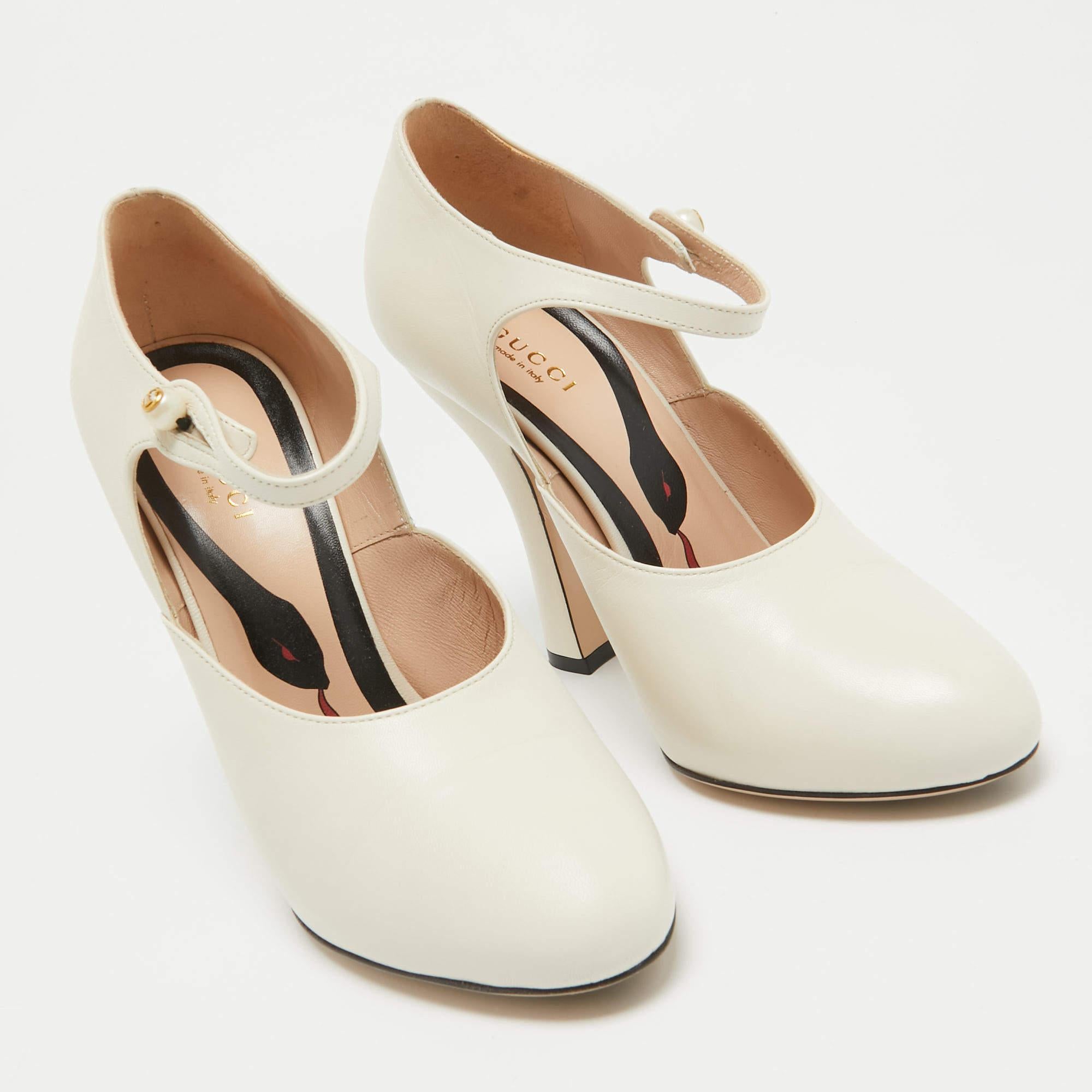 Gucci Cream Leather Mary Jane Pumps Size 37.5 In Good Condition In Dubai, Al Qouz 2