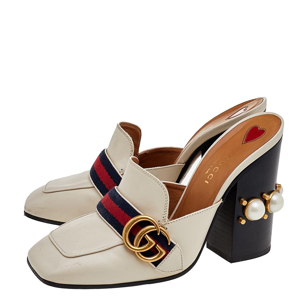 These Gucci Peyton mules are one of those iconic designs that will never go unnoticed, and is easy to style for both day and evening use. Constructed in cream leather, these stunning pair of shoes features a square toe along with the signature web