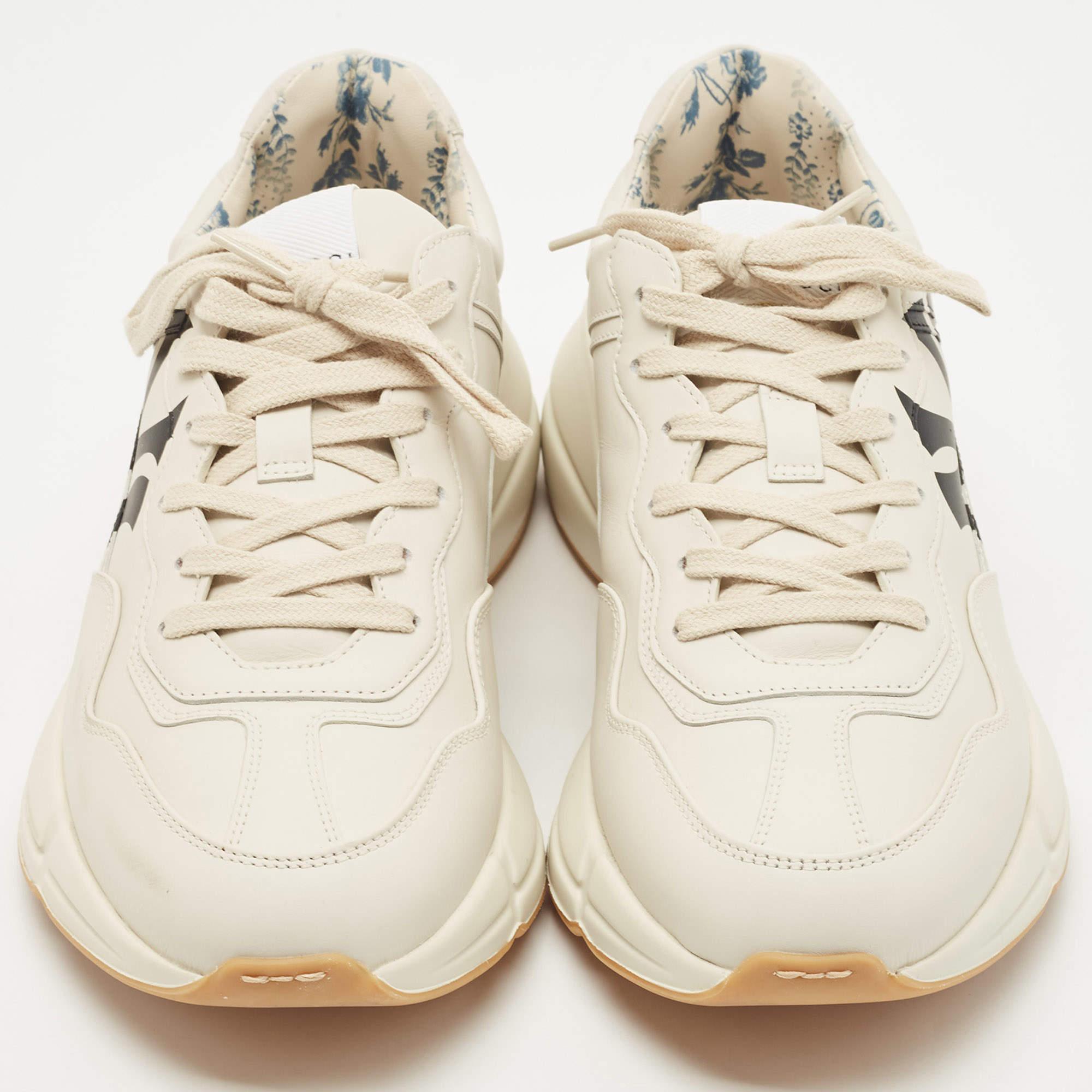 Designed into a chunky size, these Rhyton Gucci sneakers are not just stylish in appeal but also comfortable to wear. Crafted from leather, they are designed with NY atop a cream-hued background on the sides. Finished off with laces on the vamps,