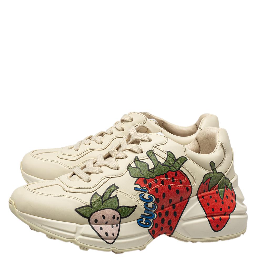 Gucci Cream Leather Rhyton Strawberry Print Low Top Sneakers Size 38 In Good Condition In Dubai, Al Qouz 2