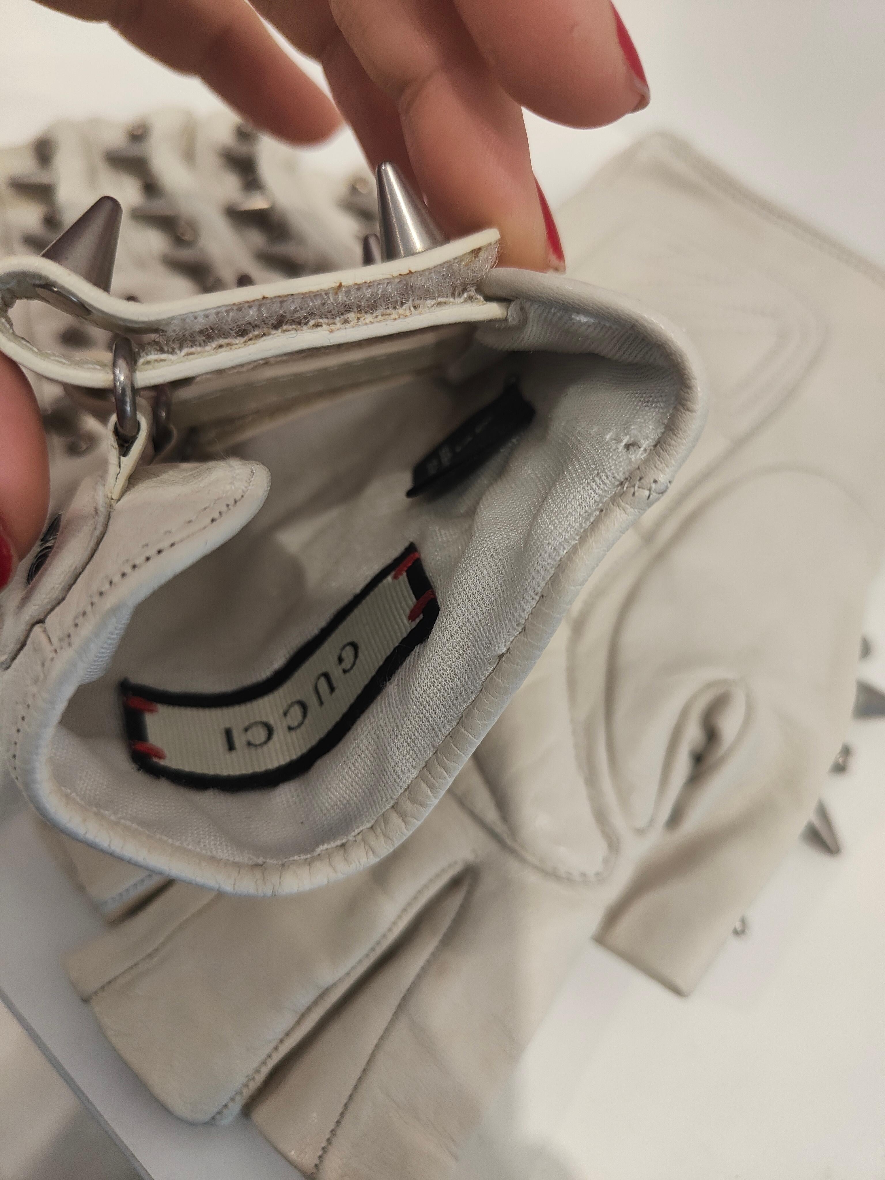 Gucci Creme Leder Silber Nieten Handschuhe im Zustand „Hervorragend“ im Angebot in Capri, IT