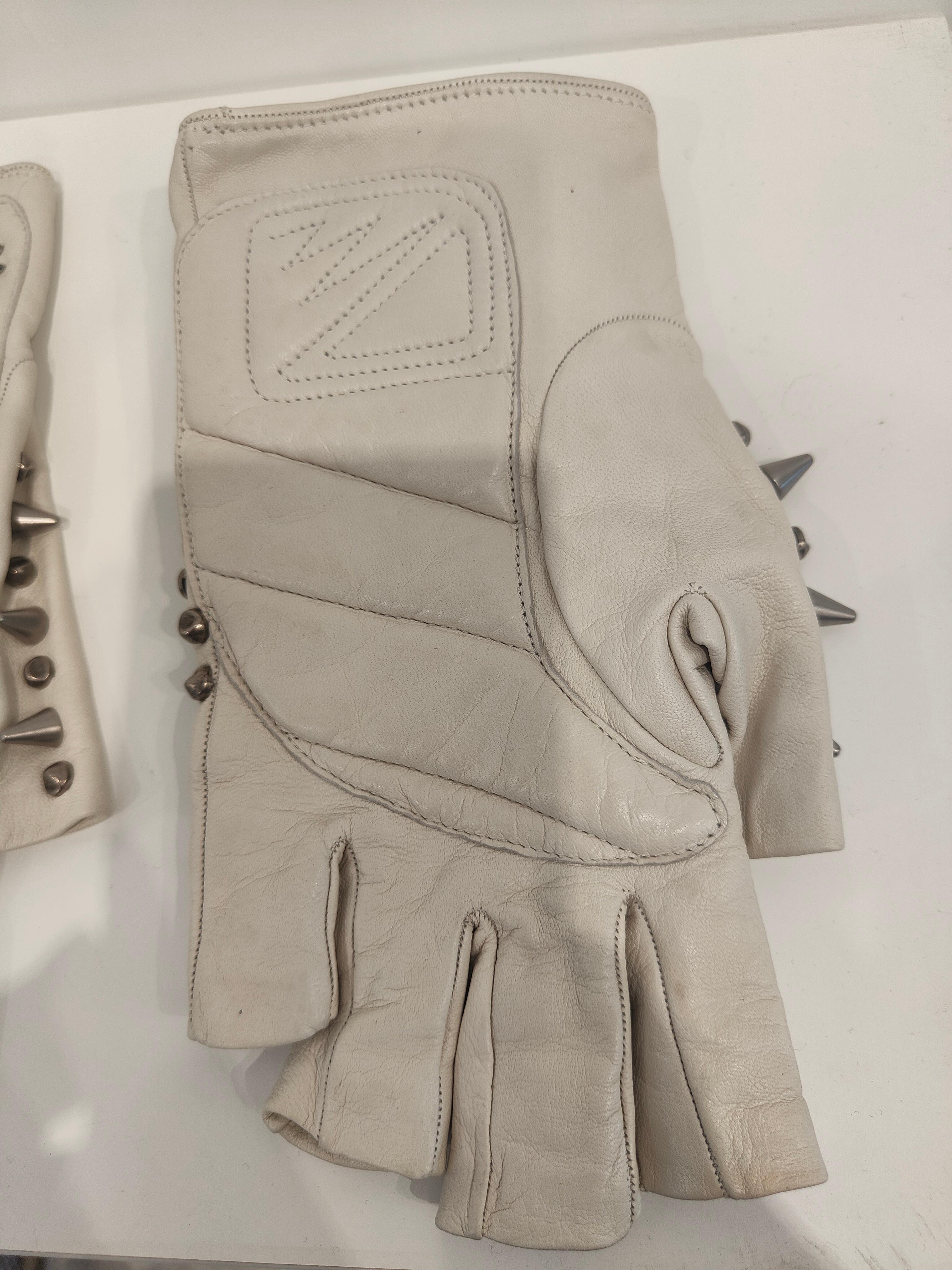 Gucci Creme Leder Silber Nieten Handschuhe für Damen oder Herren im Angebot