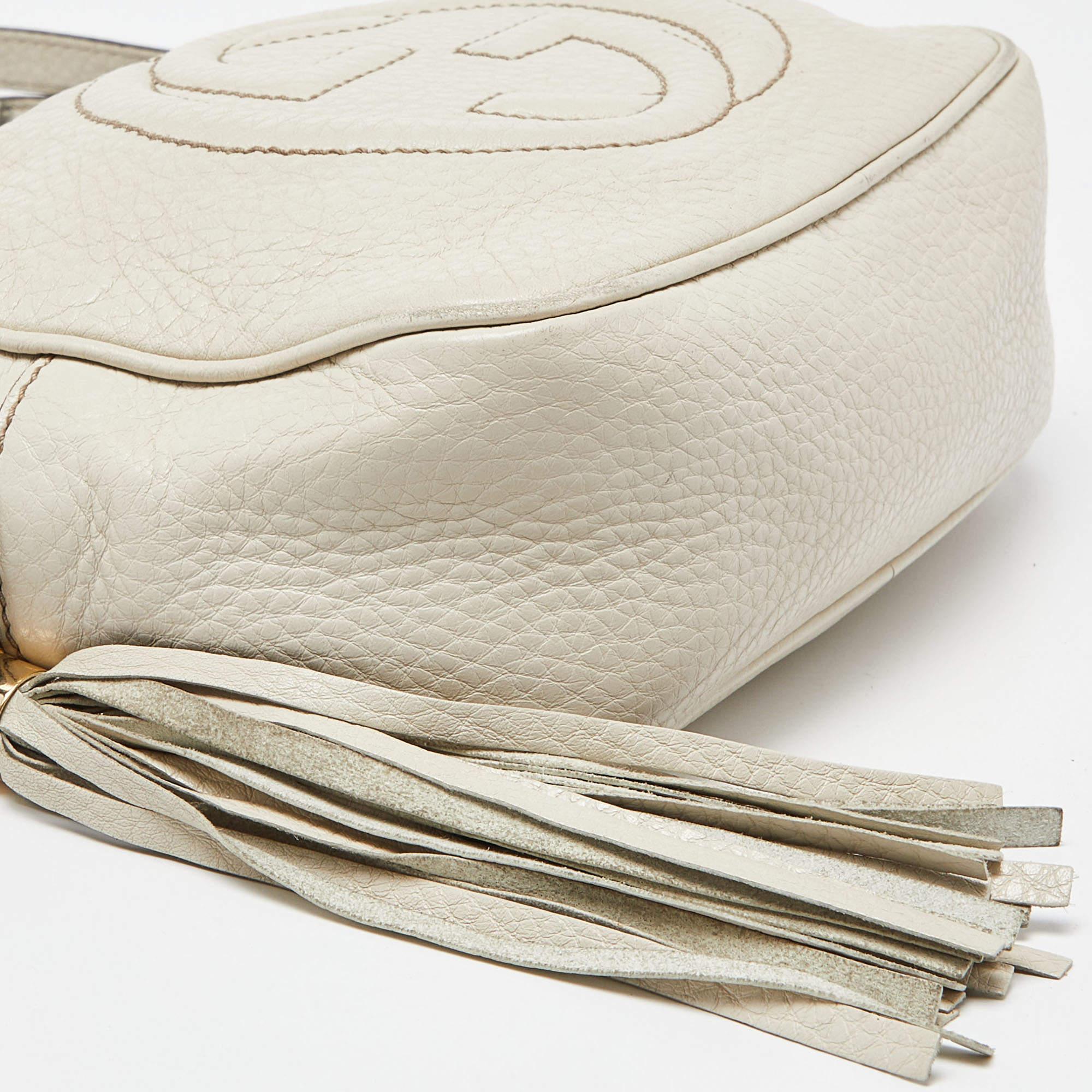 Gucci Cream Leather Small Soho Disco Crossbody Bag In Good Condition In Dubai, Al Qouz 2