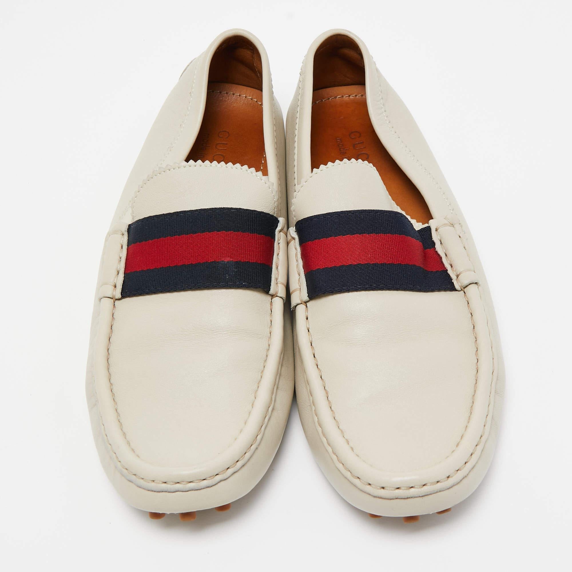 Gucci Cream Leather Web Slip On Loafers Size 43.5 In New Condition In Dubai, Al Qouz 2