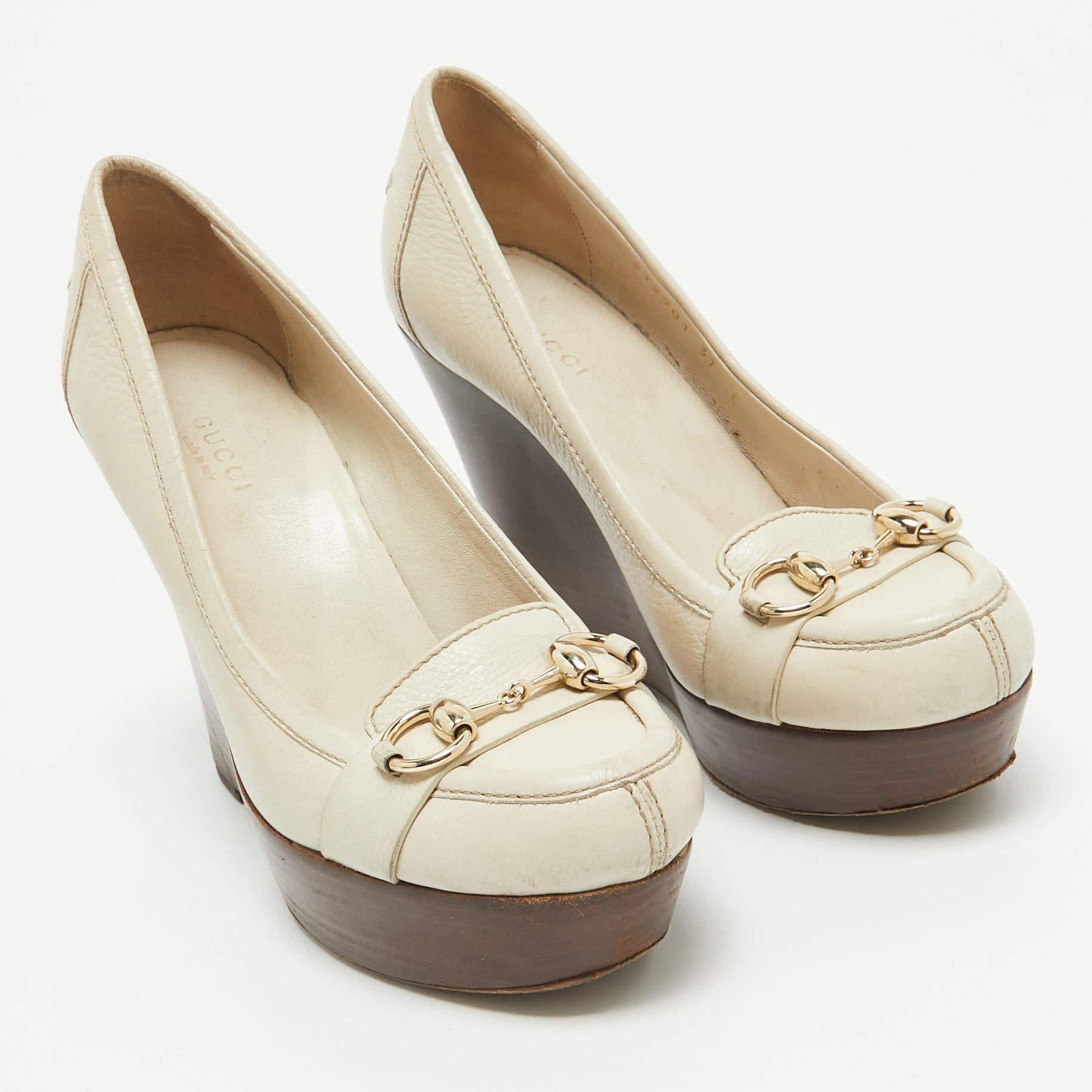 Escarpins compensés Gucci en cuir crème, taille 37 État moyen - En vente à Dubai, Al Qouz 2