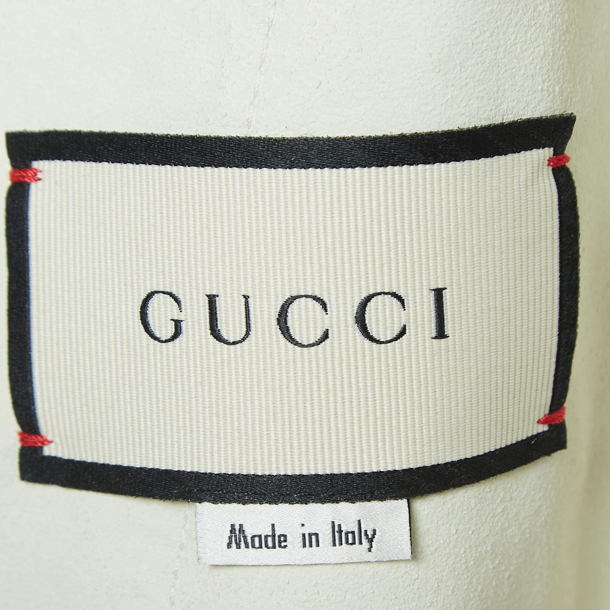 Gucci Bomberjacke aus Leder mit Logodruck und perforiertem Detail in Creme, L im Angebot 1