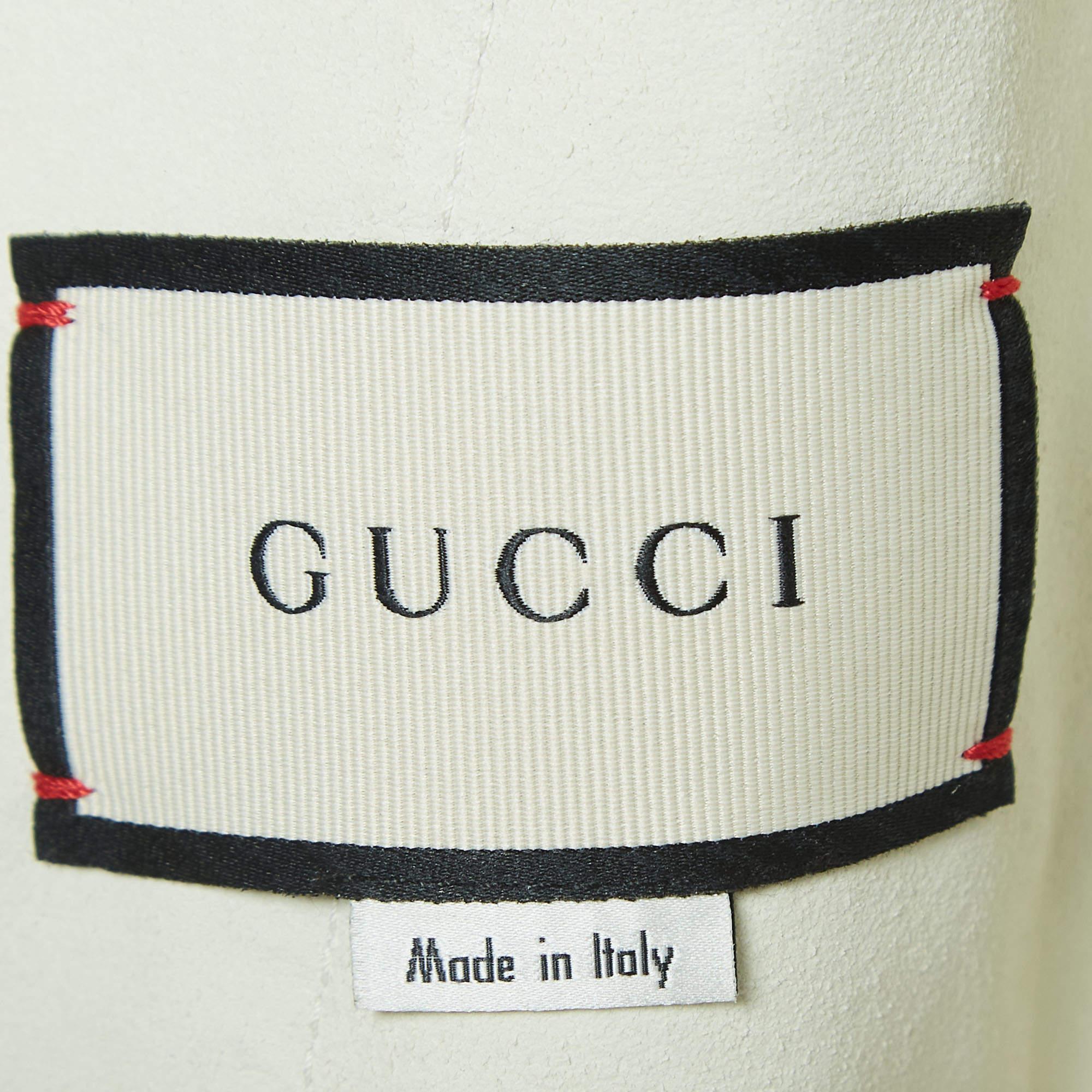 Gucci Bomberjacke aus Leder mit Logodruck und perforiertem Detail in Creme, M im Zustand „Hervorragend“ im Angebot in Dubai, Al Qouz 2