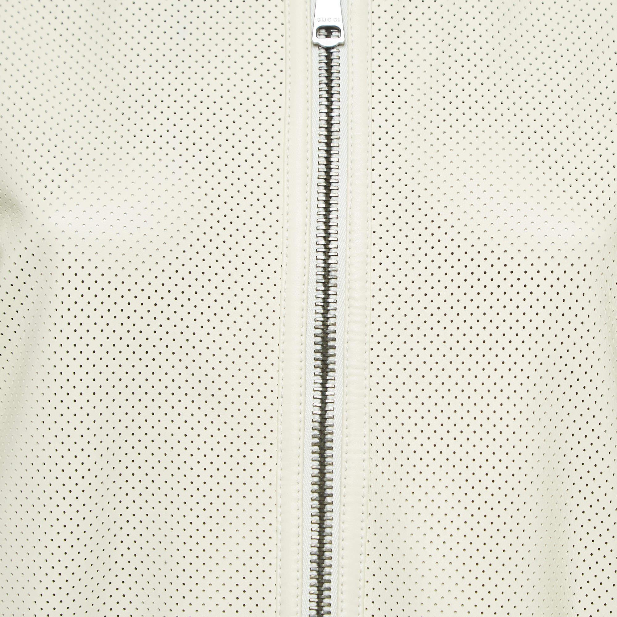Gucci Bomberjacke aus Leder mit Logodruck und perforiertem Detail in Creme, M im Angebot 1