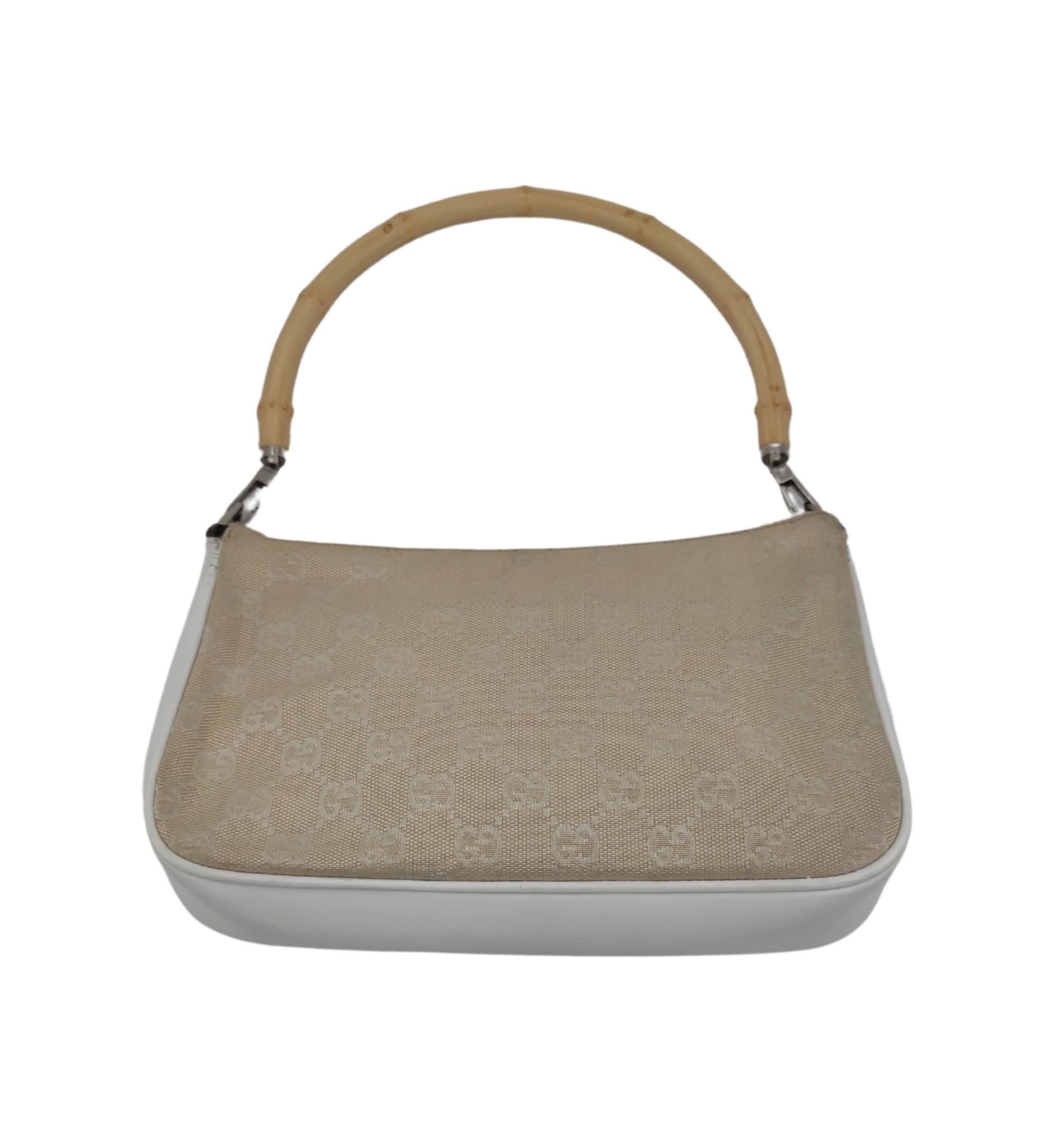 Gucci shoulder bag
Monogram canvas and removable bamboo handle
Zip pocket on the outside and inside

Measurements: 
25.5x15x5 cm
handle drop 23 cm
10x6x2 in
handle drop 9 in

Good condition
General signs of use and flaws