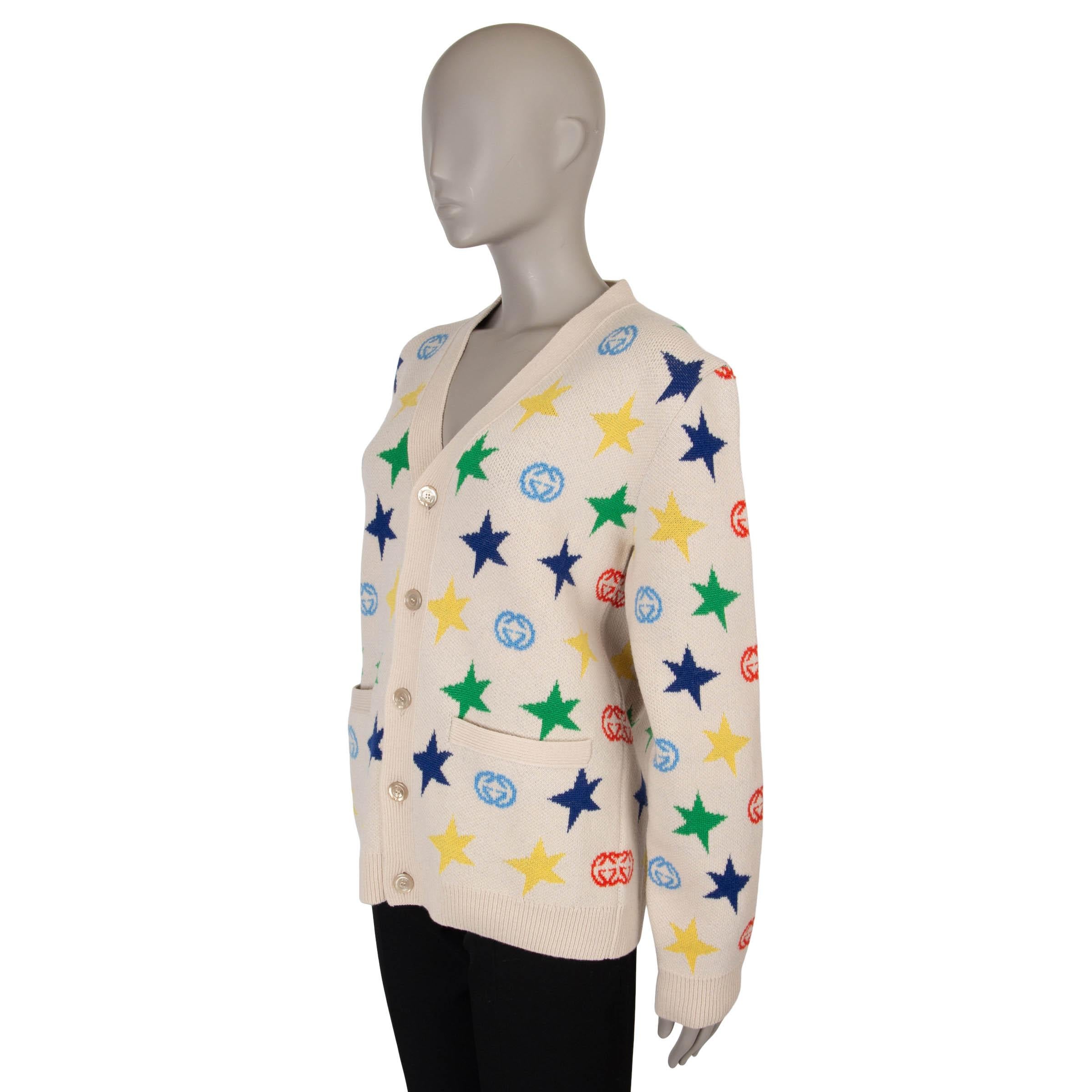 Este cárdigan de lana con estampado de estrellas en jacquard y cuello de pico 100% auténtico de Gucci en beige pálido está confeccionado con una lujosa mezcla de 98% de lana, 1% de elastano y 1% de poliamida. Con los logotipos GG en rojo y azul